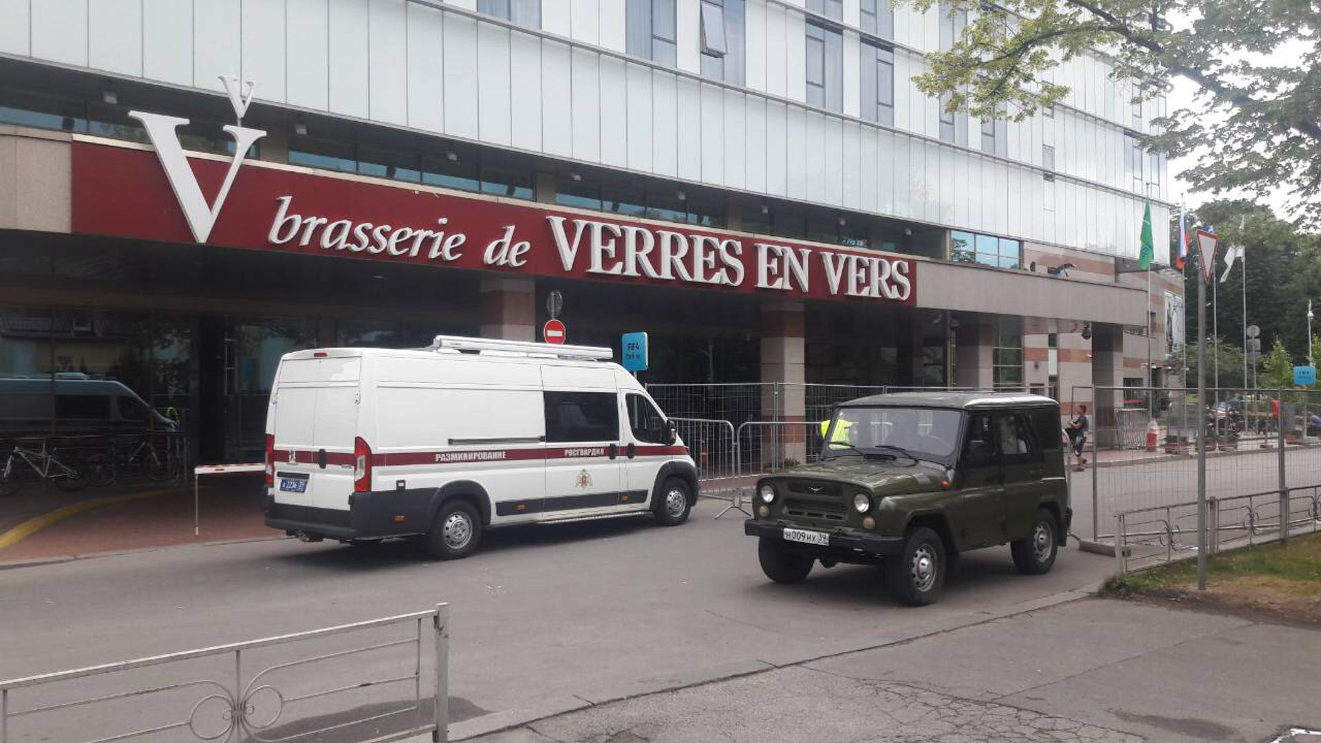 Rusi ništa ne prepuštaju slučaju pa su tako jake mjere osiguranje ispred hotela Radisson Blue u kojem će naši igrači biti smješteni