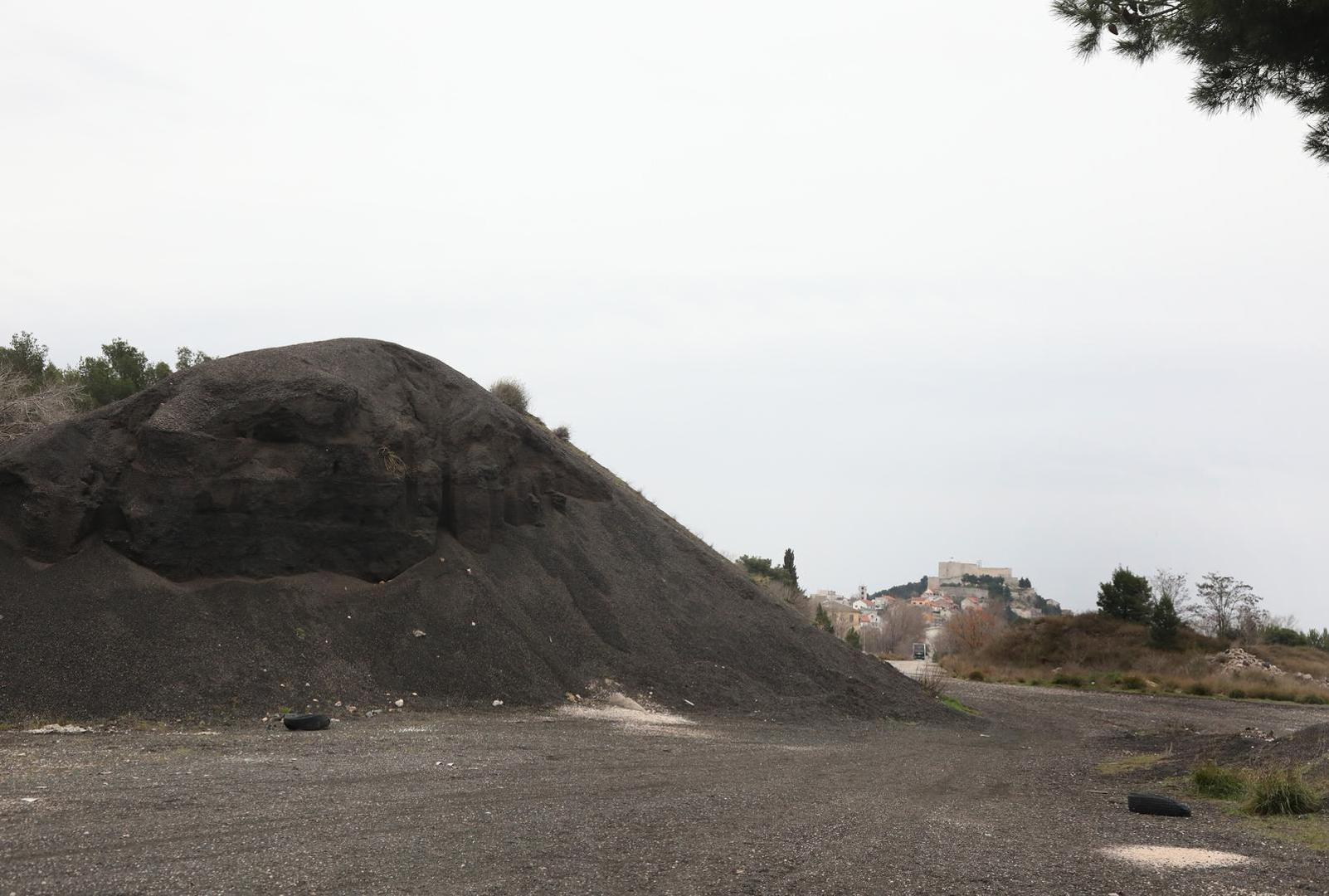 25.02.2023., Sibenik - Ostaci otpadne troske na terenu bivse tvornice elektroda i feroleguta TEF u Sibeniku.
  Photo: Dusko Jaramaz/PIXSELL