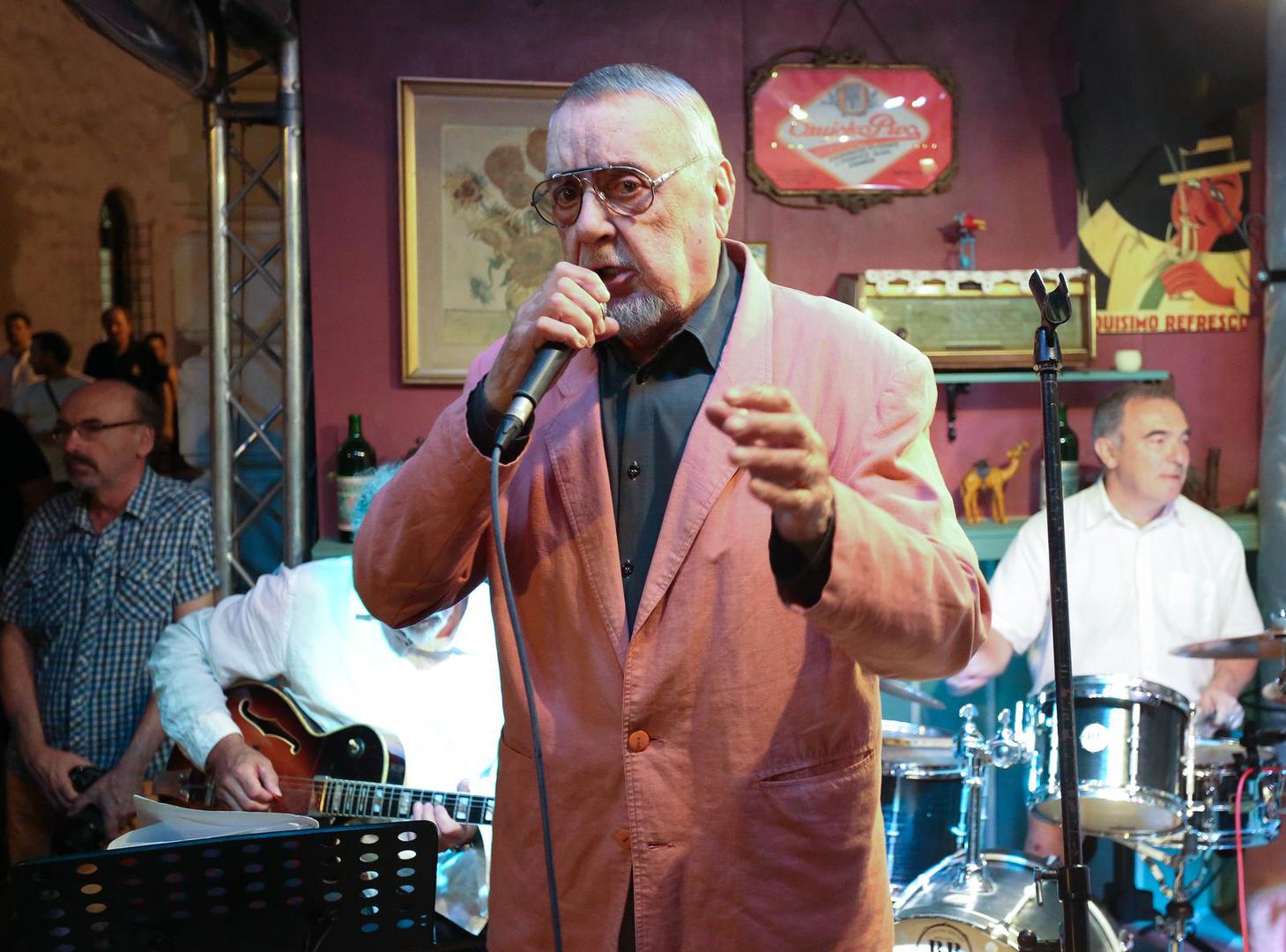 Legendarni hrvatski glazbenik, gitarist i pjevač Stjepan Jimmy Stanić preminuo je u 98. godini, objavio je u nedjelju HRT.