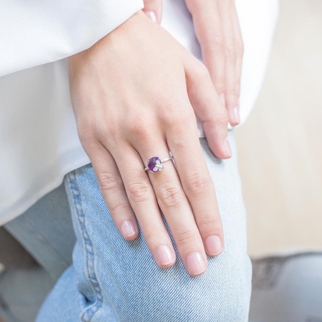 Zlatni prsten s briljantima i ametistom, redovna cijena 5650 KN s popustom 4237,5 kn Zaks