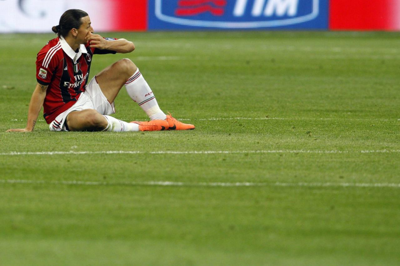'AC Milan\'s Zlatan Ibrahimovic sits on the field during the Italian Serie A soccer match against Inter Milan at the San Siro stadium in Milan May 6, 2012. REUTERS/Alessandro Bianchi (ITALY - Tags: SP