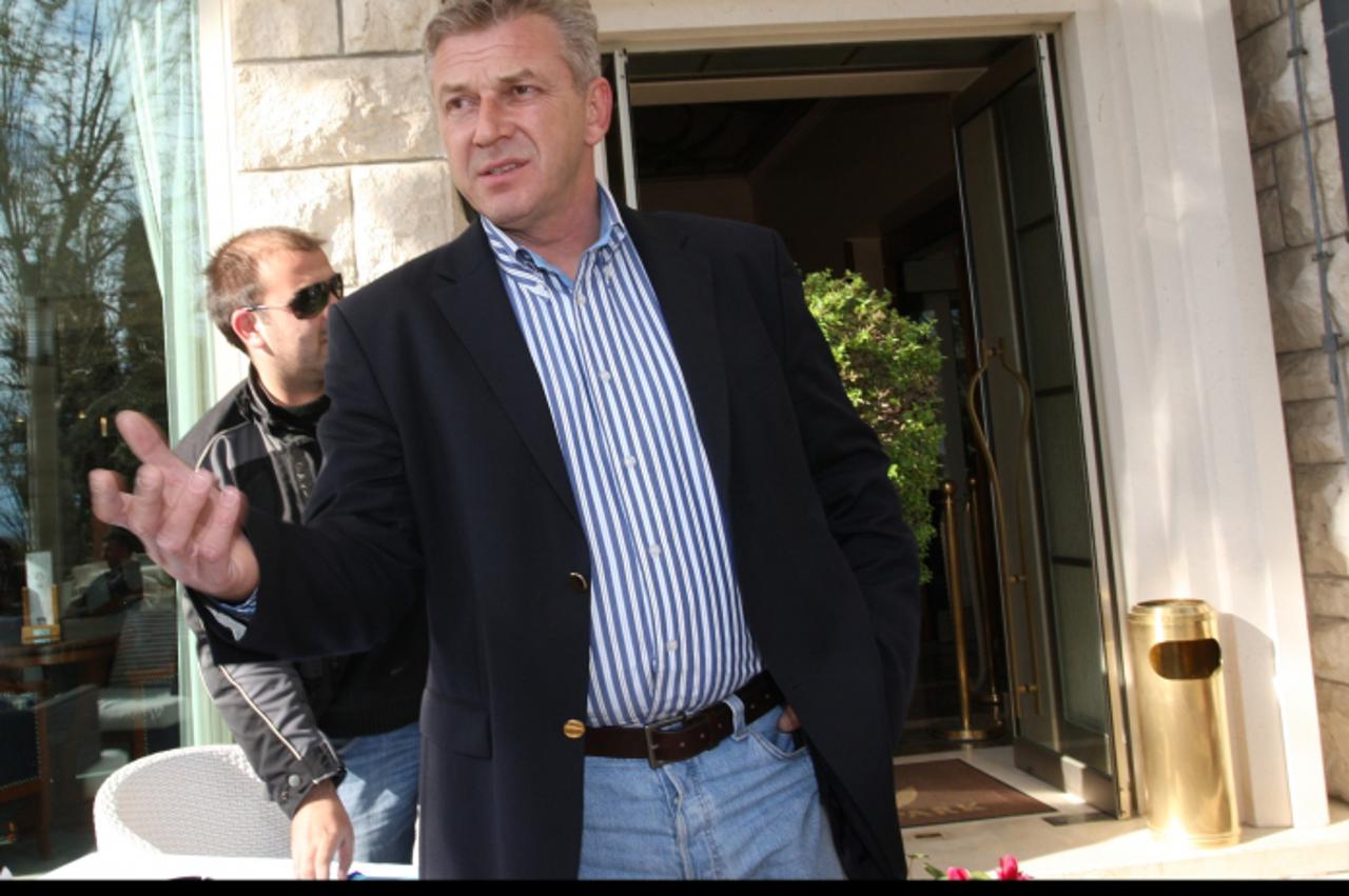 '05.04.2011., Split - Ranko Ostojic u ime SDP-a dao izjavu medijima u vezi afere Daimler pred hotelom Park. Photo: Ivo Cagalj/PIXSELL'