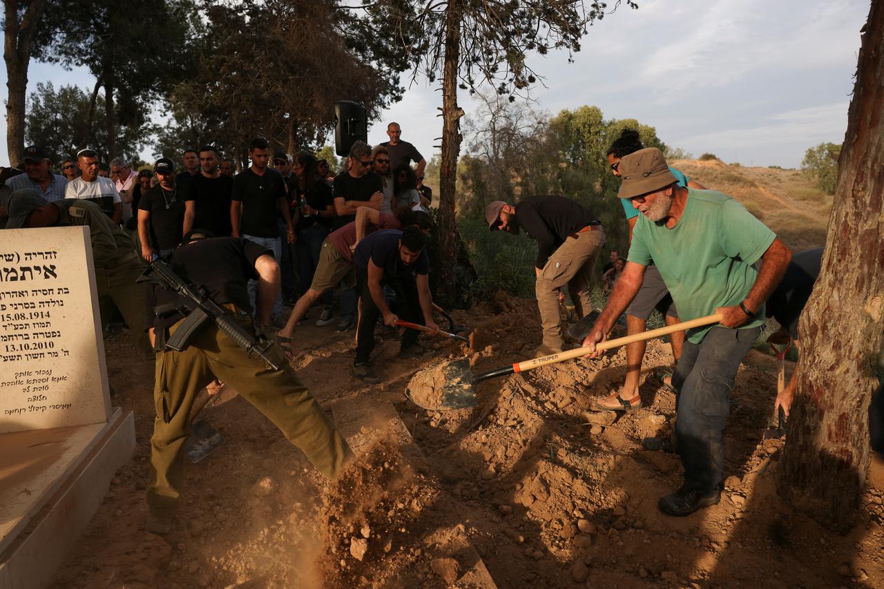 Funeral of couple who led Israel's southern communities, in Kibbutz Ruhama