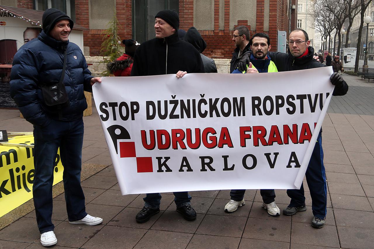 12.12.2015., Zagreb - Udruga Franak organizirala je prosvjed zbog nepravilnosti u konverziji kredita ispred poslovnice Raiffeisen bank u Jurisicevoj ulici i Hypo banke na Trgu bana Jelacica. Prosvjedovali su tako sto su uplacivali rate kredita u kovanicam