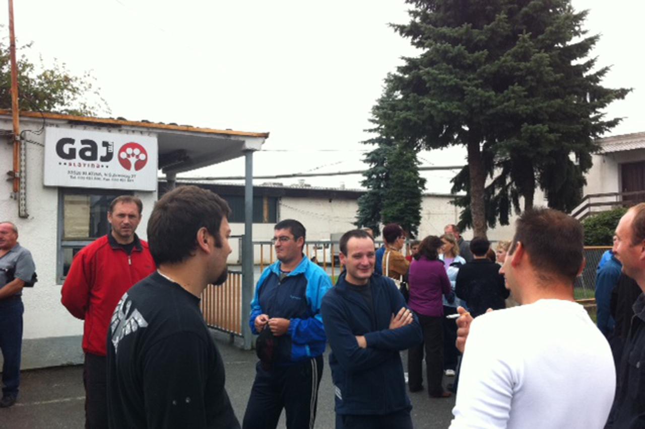 Radnici Gaj FM-a ispred poduzeća