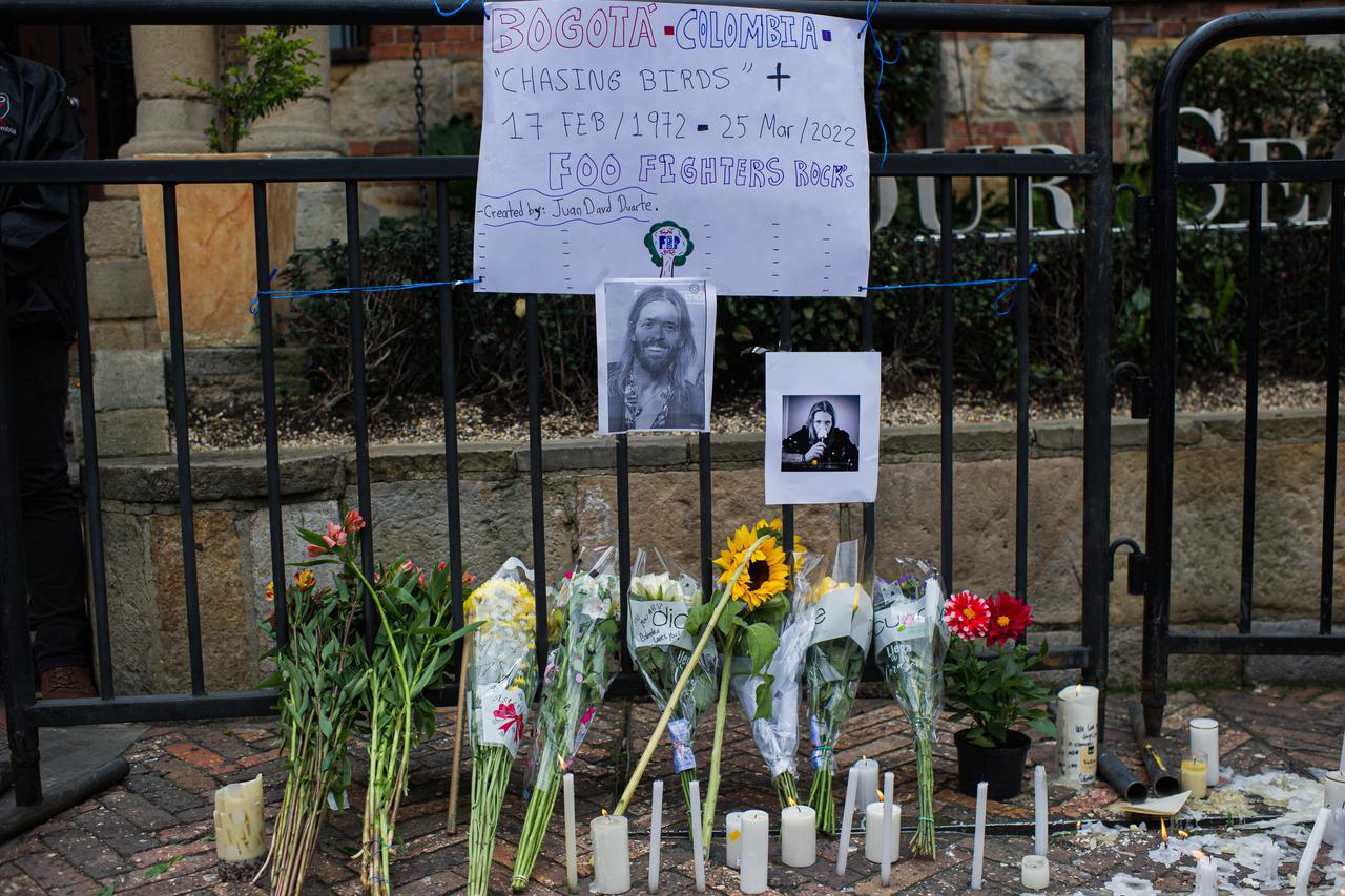 Građani odaju počast bubnjaru Foo Fighters Tayloru Hawkinsu ispred hotela Four Seasons u Bogoti