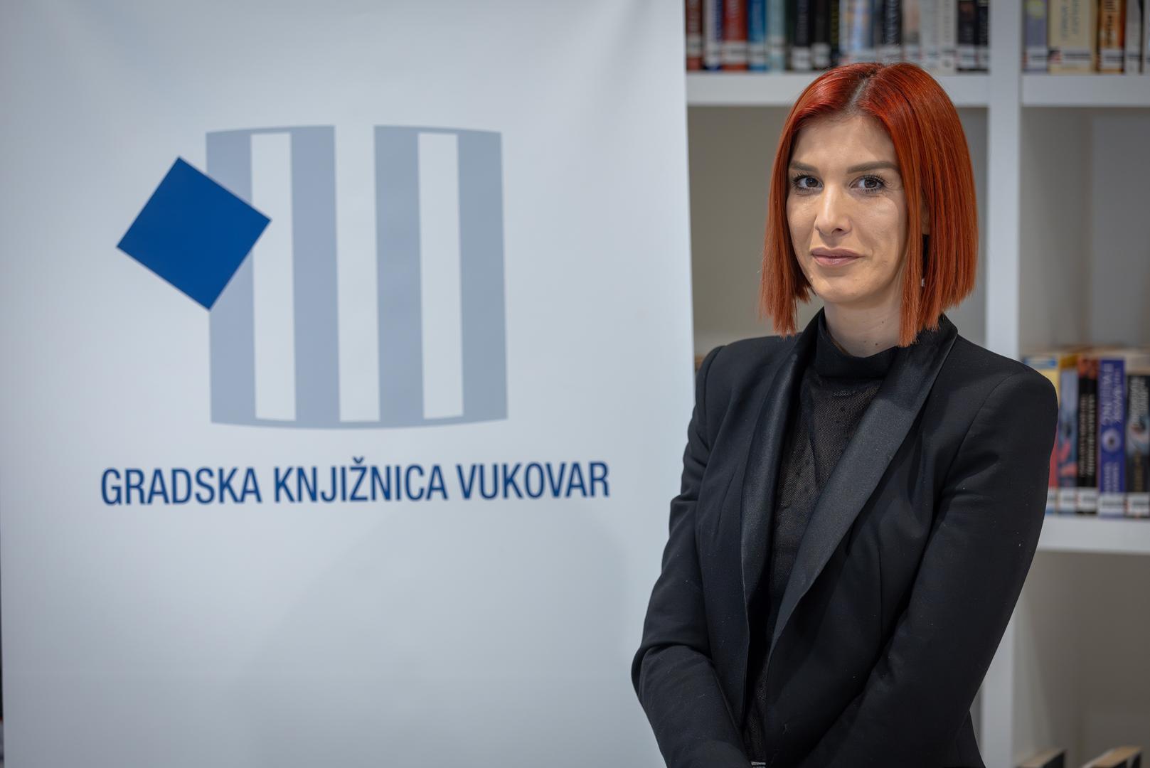 Po povratku u sobe, usred noći probudio ju je poziv s recepcije. 
