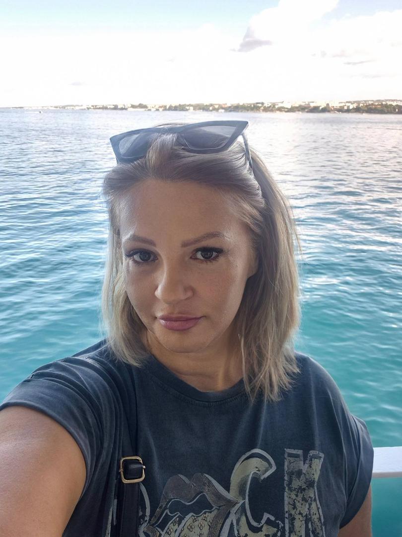 Ksenija, poznata sudionica emisije 'Ljubav je na selu', trenutačno provodi svoj ljetni godišnji odmor na obali. .