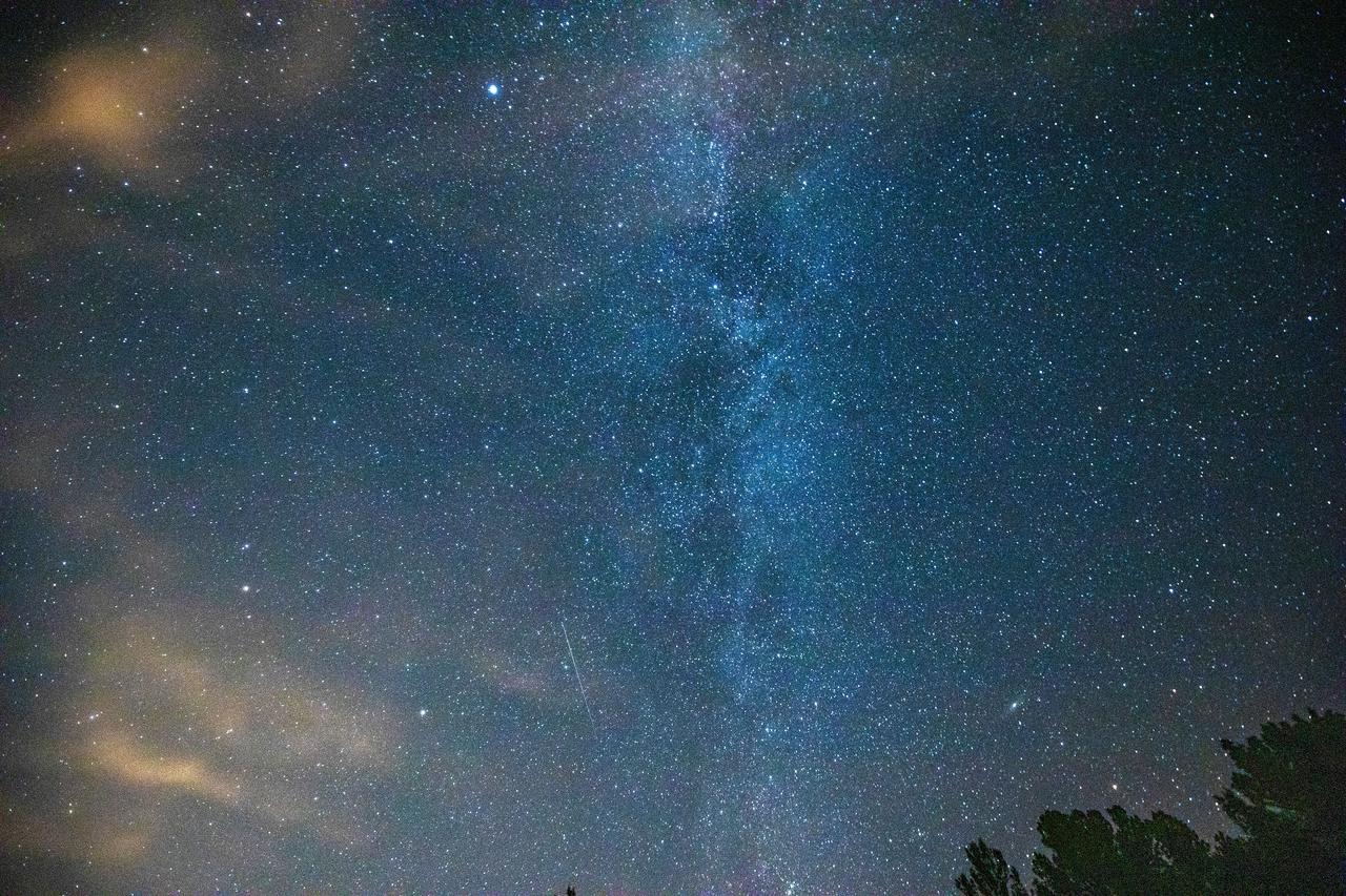 Okupljeni kod Rakalja ljudi promatrali perzeide na zvijezdanom nebu