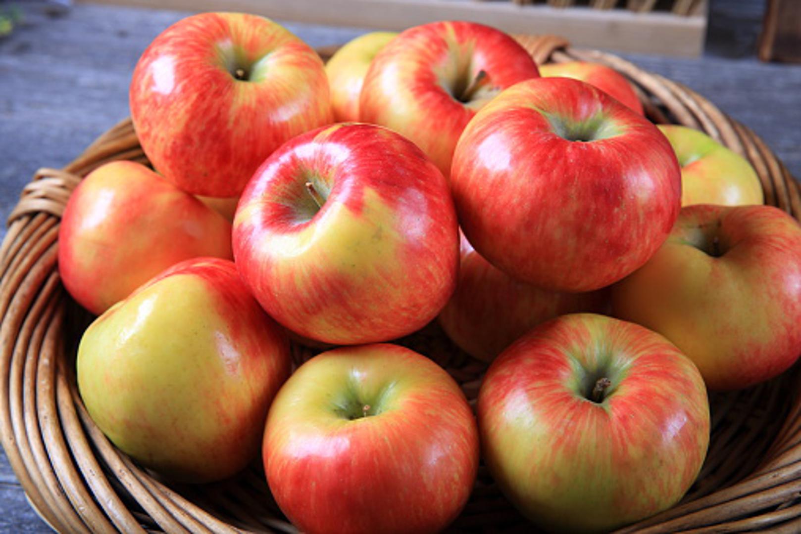 "Jabuka na dan, tjera liječnika iz kuće van". Svi znamo ovu izreku koja upućuje na to da konzumacija jedne jabuke na dan ima itekakvih dobrobiti za naše zdravlje. Ali, znamo li zašto je to tako? 