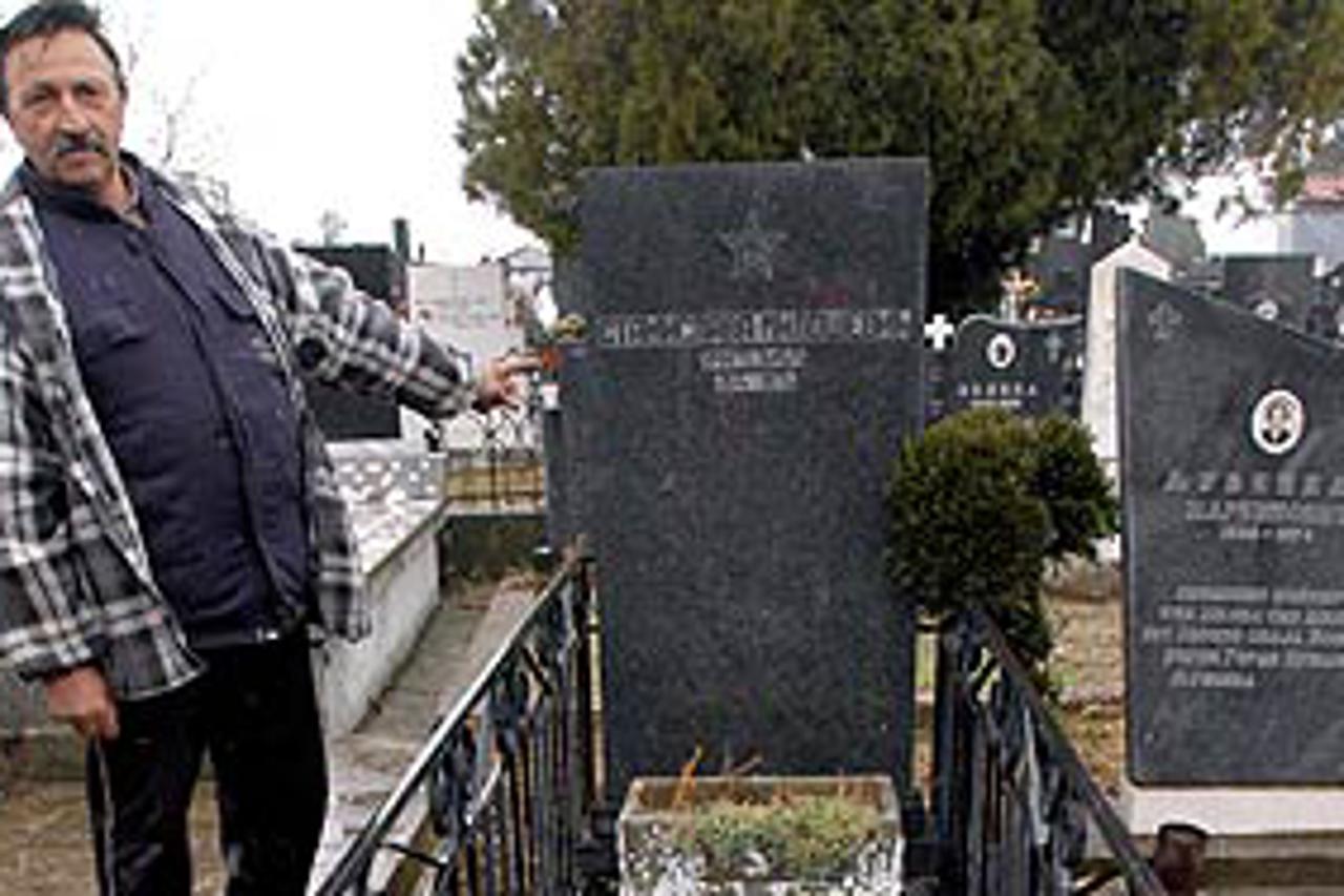 Čuvar pokazuje grob Miloševićeve majke, koji nitko ne obilazi