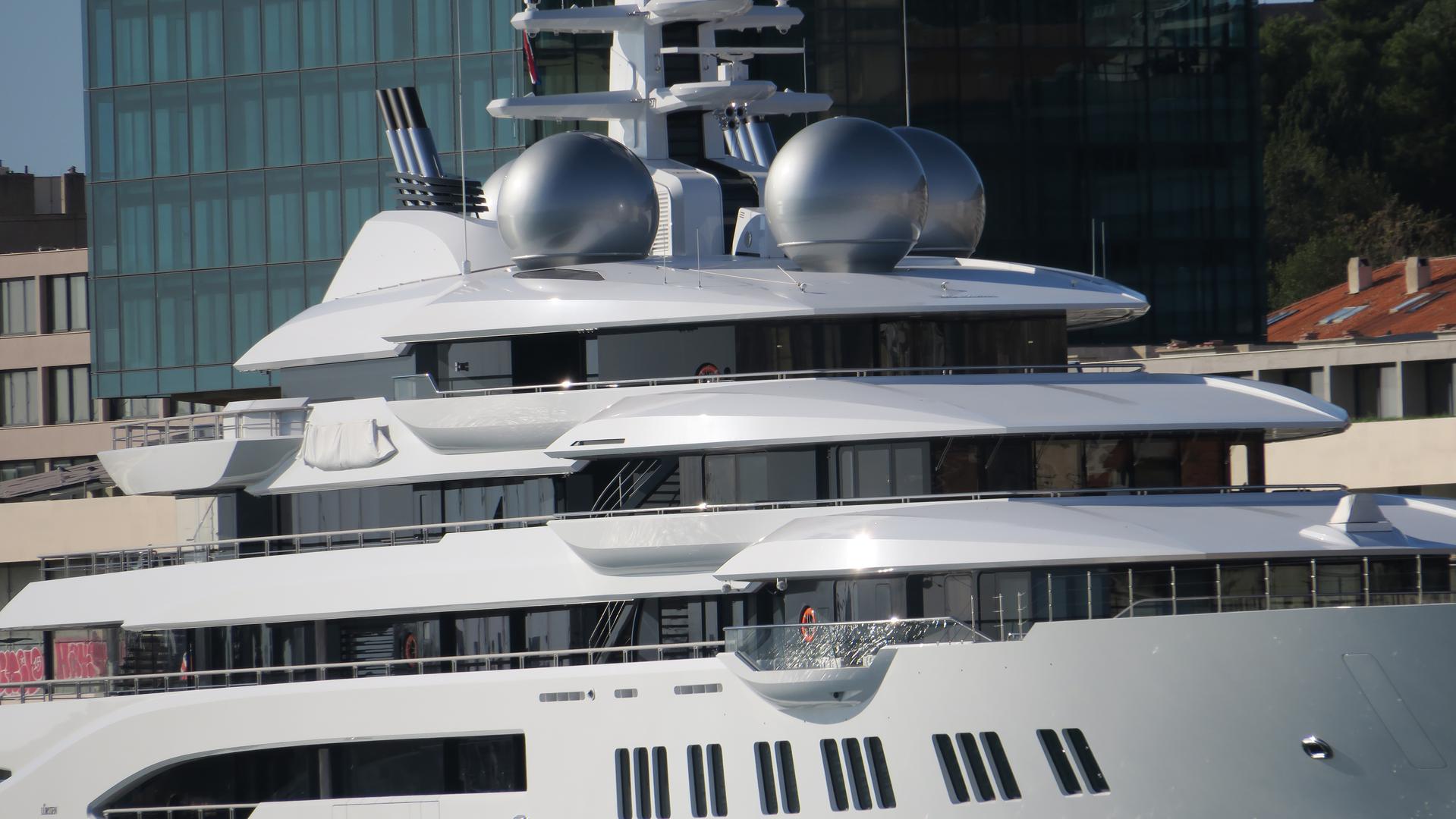 Ona plovi iz brodogradilišta u njemačkom Kielu prema budućoj matičnoj luci na Bliskom istoku, a na njoj nema putnika već samo članovi posade.