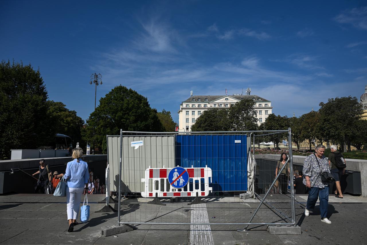 Zagreb:  Pokretne stepenice na ulazu u Importanne centar uskoro bi trebale biti u pogonu 