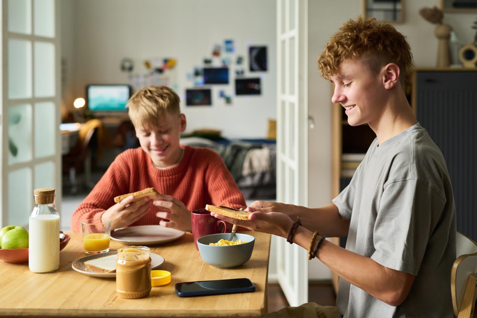 Doručkujte: Doručak je važan iz više razloga jer pokreće metabolizam i može spriječiti prejedanje kasnije tijekom dana. Istraživanja pokazuju da odrasli koji jedu zdrav doručak često bolje funkcioniraju na poslu, dok djeca koja doručkuju postižu bolje rezultate na testovima. Ako vam ne odgovara obilan obrok rano ujutro, dovoljno je pojesti nešto laganije, poput voća ili zobene pločice, ali doručak ne bi trebalo preskakati.