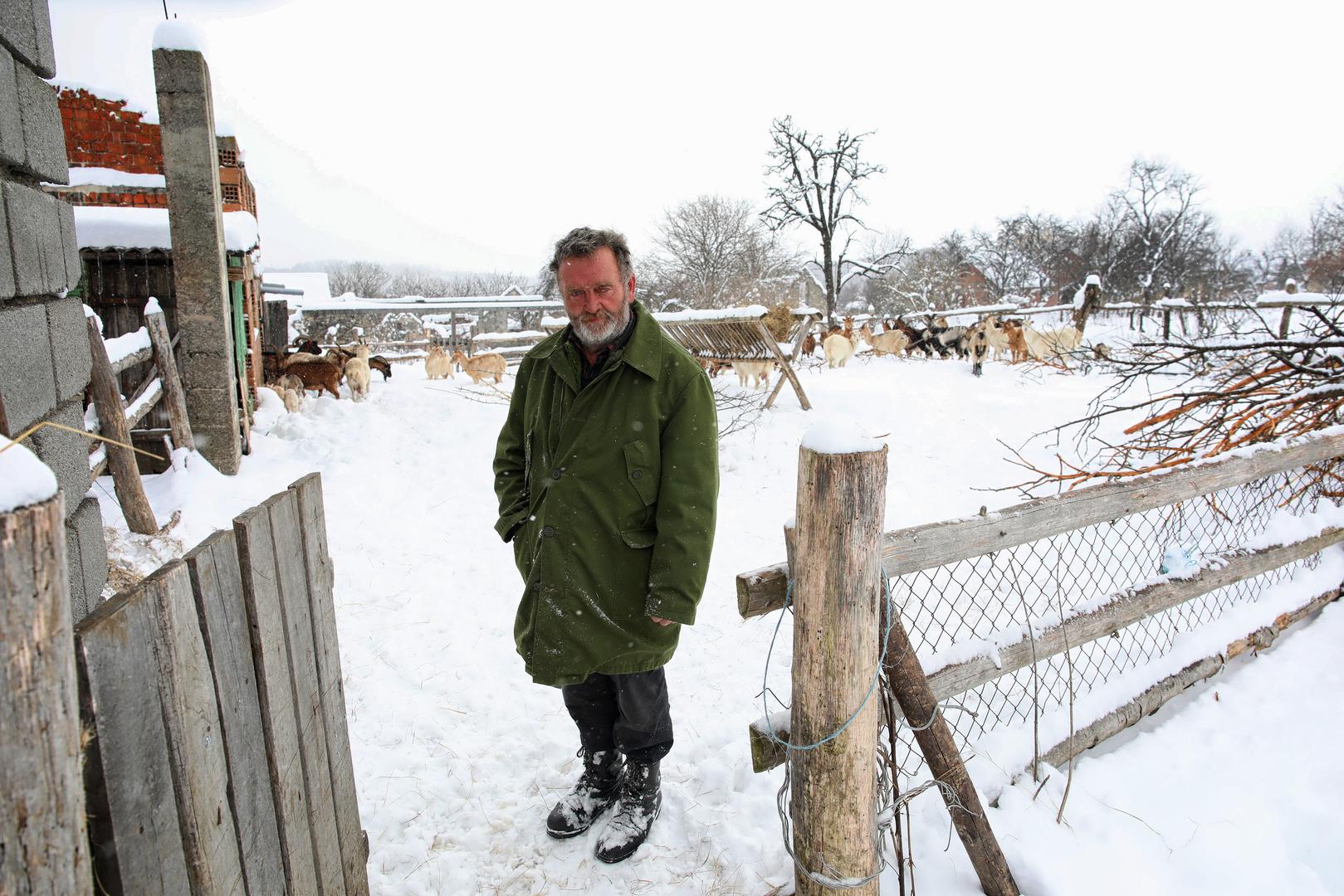 Dobrivoje Bogojević živi od uzgaja koza, a pet mjeseci u godini radi u protugradnoj obrani, za što dobije plaću od 860 kuna mjesečno