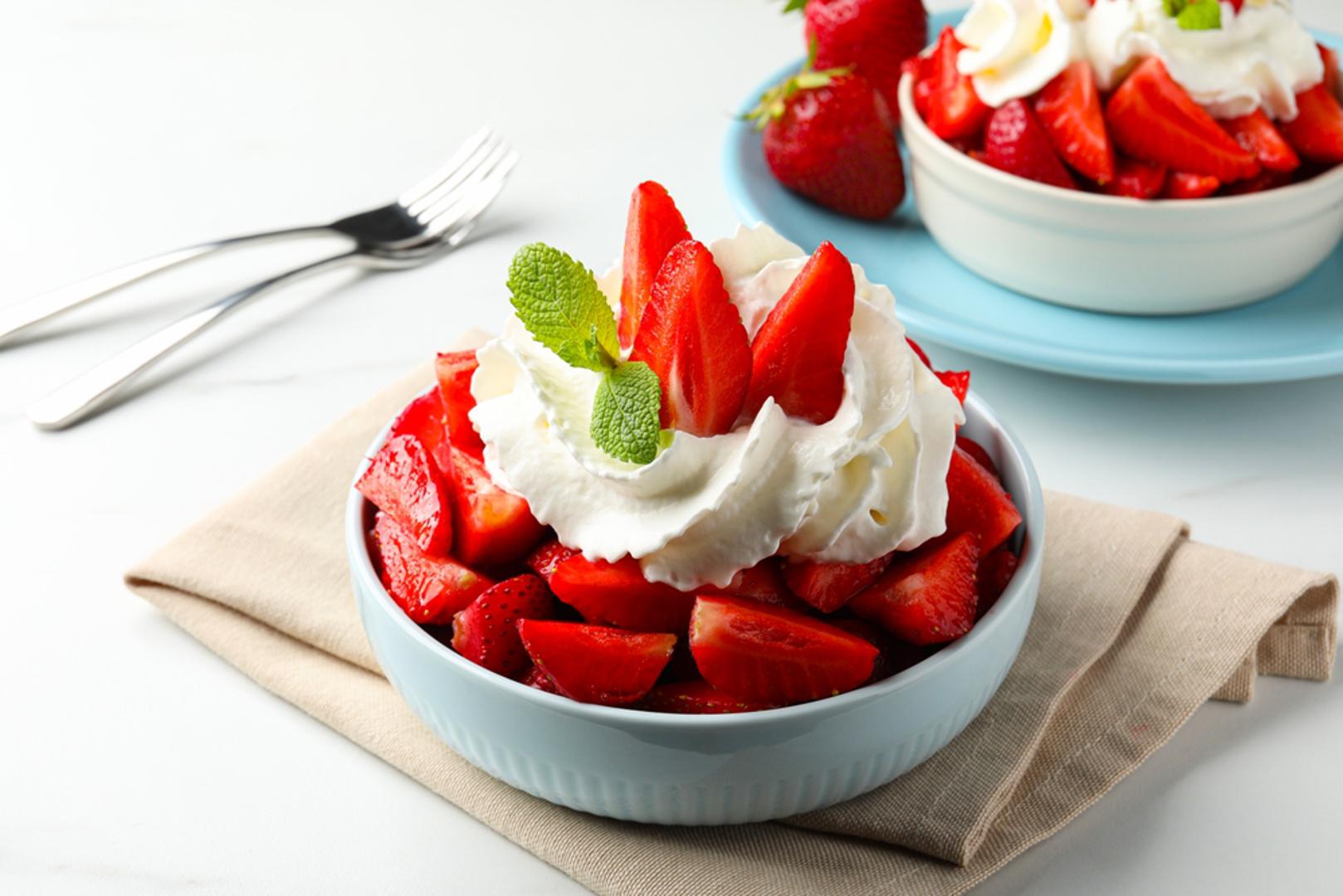 Klasičan desert od jagoda i vrhnja: Jednostavno i nostalgično, jelo koje je obilježilo mnoga djetinjstva – jagode narezane i posute šećerom, uz dodatak kiselog ili slatkog vrhnja. Poslužite ih dobro ohlađene za maksimalno osvježenje u toplim danima.