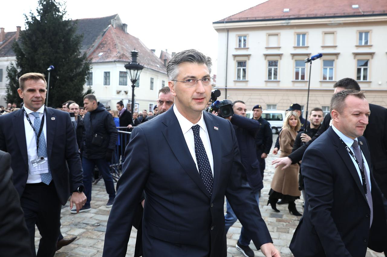 Premijer Plenković stao pred prosvjetare