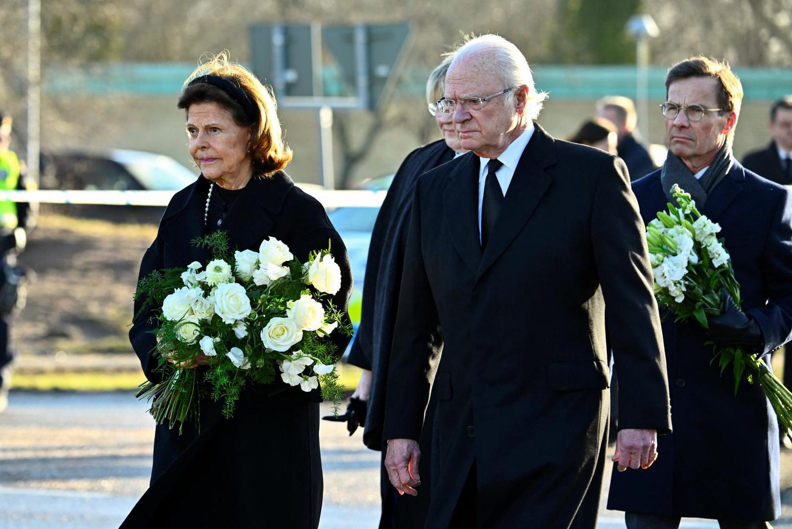 Sweden's King Carl Gustaf and Queen Silvia, Prime Minister Ulf Kristersson with his wife Birgitta Ed  visit the memorial site where mourners placed candles and flowers outside Campus Risbergska School, the day after the school shooting at Risbergska school in Orebro, Sweden February 5, 2025.  TT News Agency/Andres Wiklund via REUTERS      ATTENTION EDITORS - THIS IMAGE WAS PROVIDED BY A THIRD PARTY. SWEDEN OUT. NO COMMERCIAL OR EDITORIAL SALES IN SWEDEN. Photo: Andres Wiklund/REUTERS