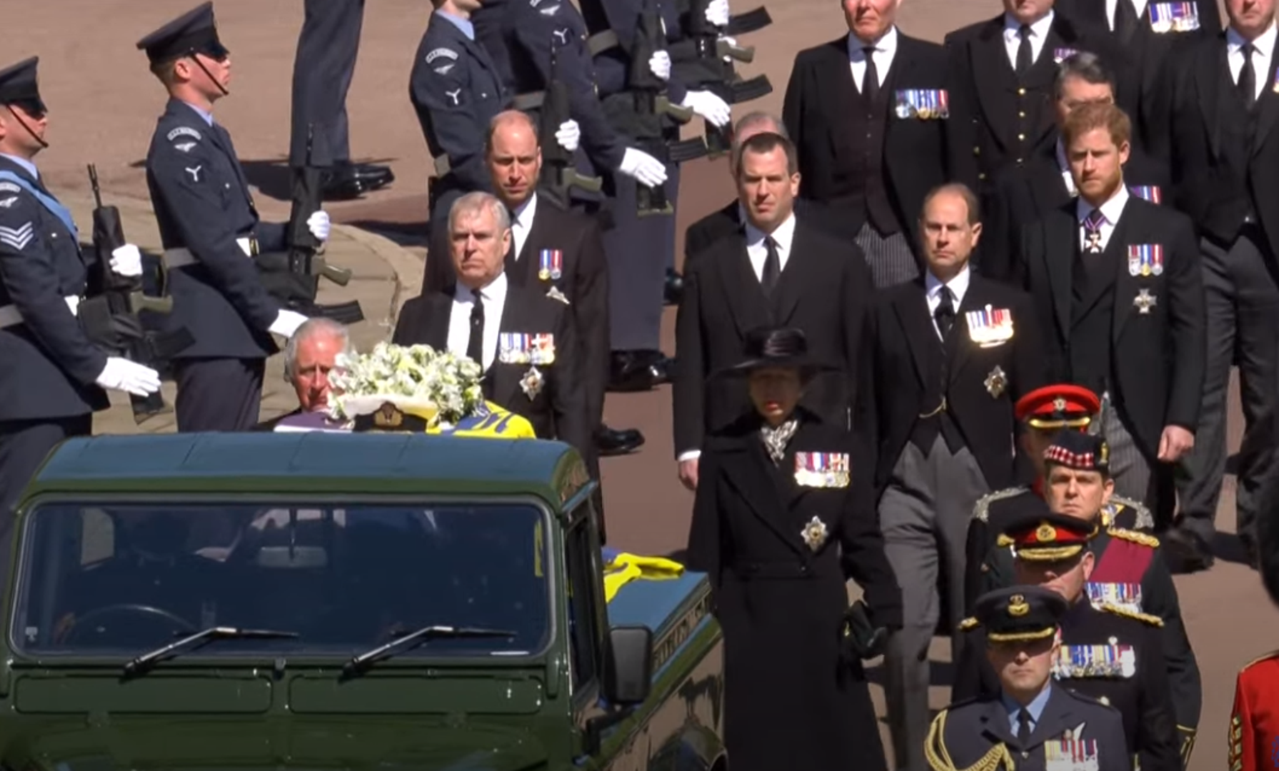 Prvi je iza lijesa koračao Philipov sin Charles, princ od Walesa (72) i njegova sestra princeza Anne (70).