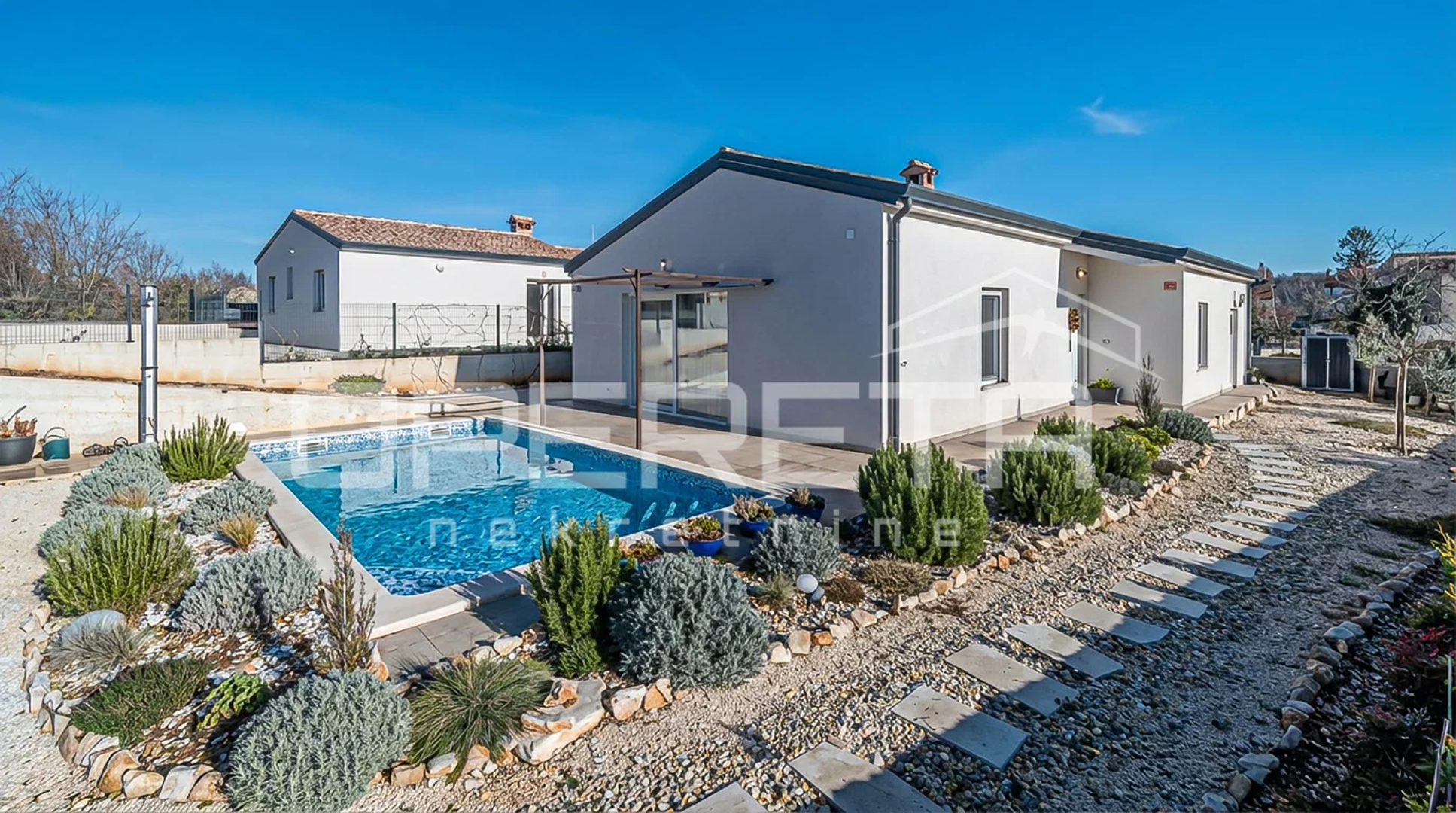 Prodaje se moderna prizemnica smještena u Tinjanu.