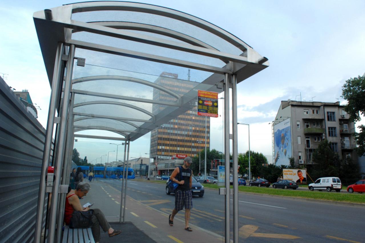 \'Zagreb, zagrebacka avenija,   25.05.2009. Nove nadstresnice na autobusnim stajalistima stite od kise ali ne i od sunca  Photo: Patrik Macek/Vecernji list\'
