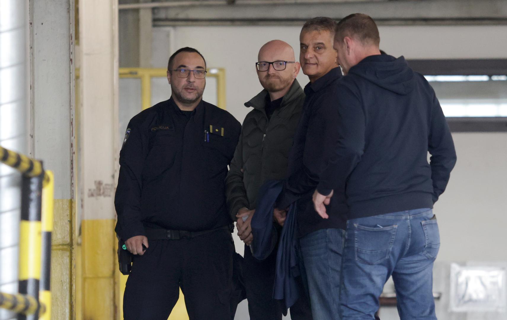 U prostorije USKOK-a na ispitivanje jutros je, među ostalima, priveden i poznati zagrebački zlatar Paško Dodić. Našao se na meti istražitelja u sklopu istrage o nelegalnom odlaganju otpada, a u istoj se aferi već se ranije pod istragom našla njegova supruga Franciska Dodić. Priveden je i Željko Teufel, član uprave Ce-za-r grupe.