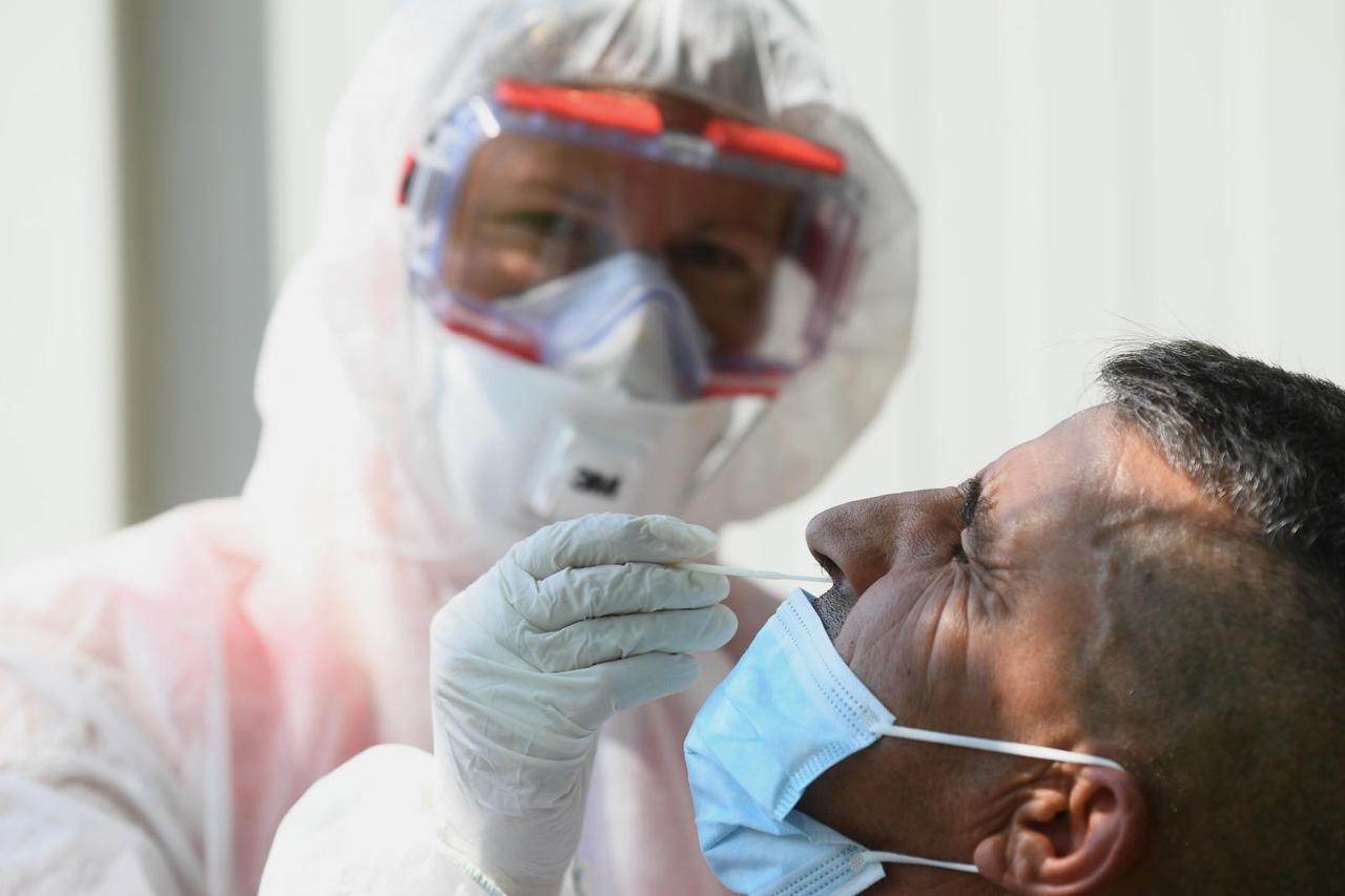 Zagreb: Građani nervozni zbog velike gužve na testiranje za COVID-19 u Zavodu