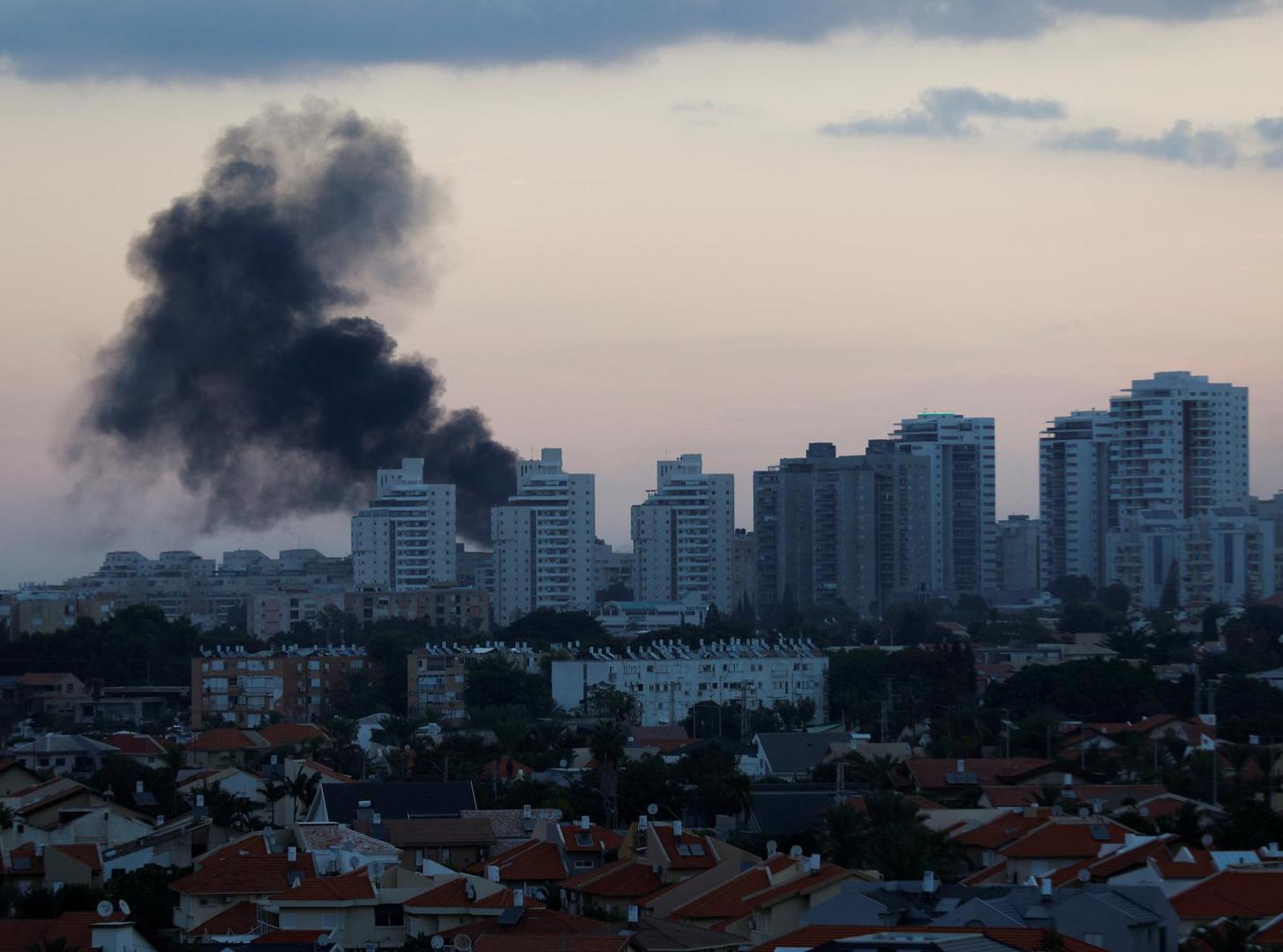 Smoke rises after rockets were launched from the Gaza Strip, in Ashkelon, Israel October 7, 2023. REUTERS/Amir Cohen Photo: AMIR COHEN/REUTERS
