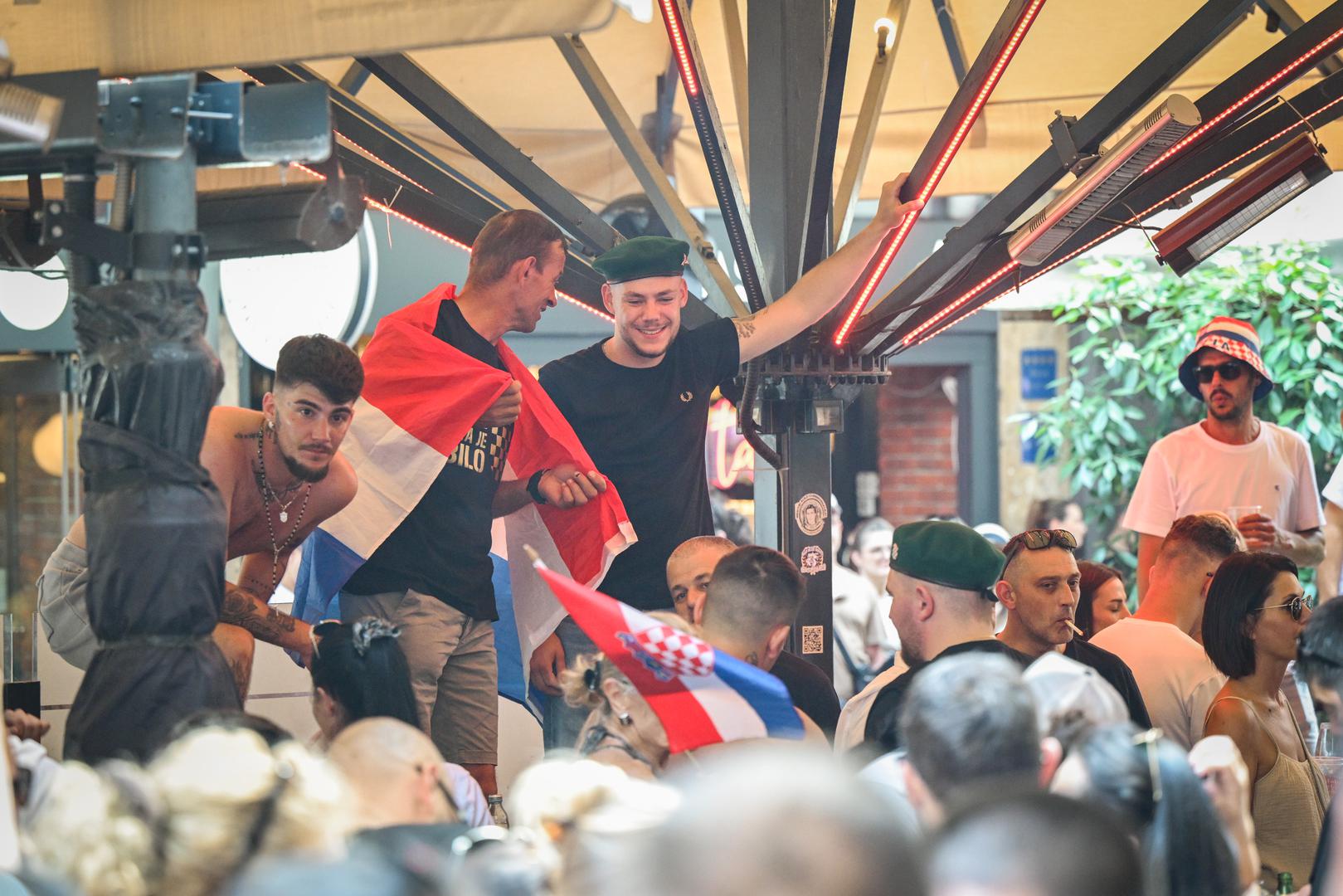 Već danas u središtu Zagreba, u Bogovićevoj ulici, okupljaju se prvi Thompsonovi fanovi i pjevaju njegove pjesme. Ta ulica, koju mnogi nazivaju neslužbenom fan zonom koncerta, postala je mjesto spontanog okupljanja posjetitelja koji su stigli u grad. 