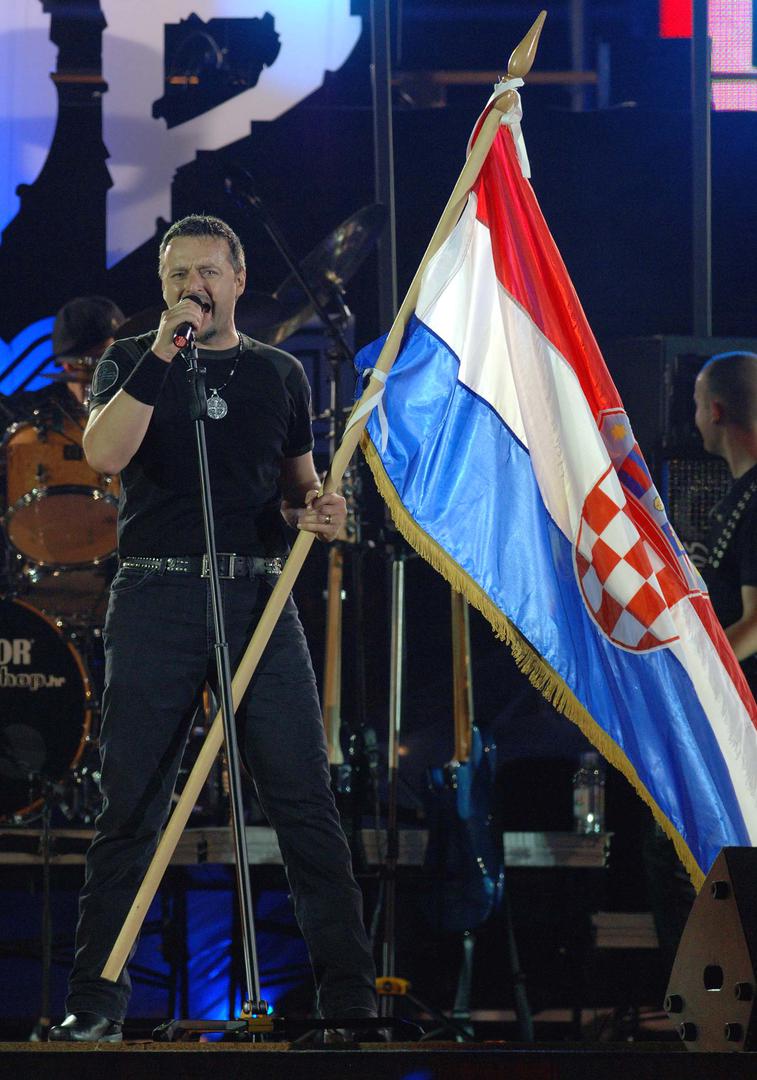 Nakon predstavljanja albuma, Thompson je sa svojim bendom, koji su činili Damir Lipošek Kex, Tomislav Mandarić, Damir Šomen, Fedor Boić i Tiho Orlić, krenuo na svjetsku turneju.