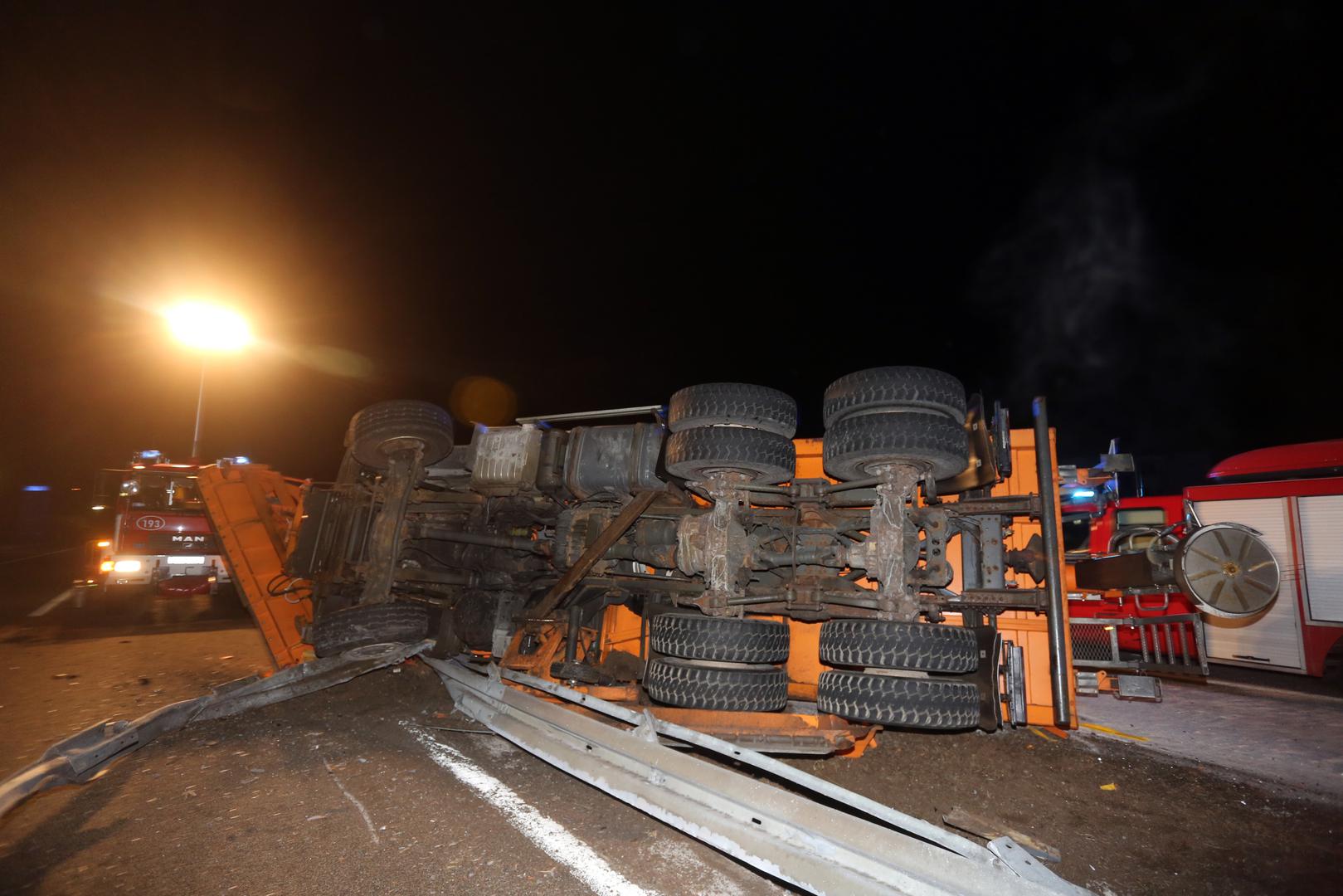 Nesreća se dogodila jutros oko tri sata na autocesti A6 na području Čavala kod BP Petrol u smjeru Rijeke.