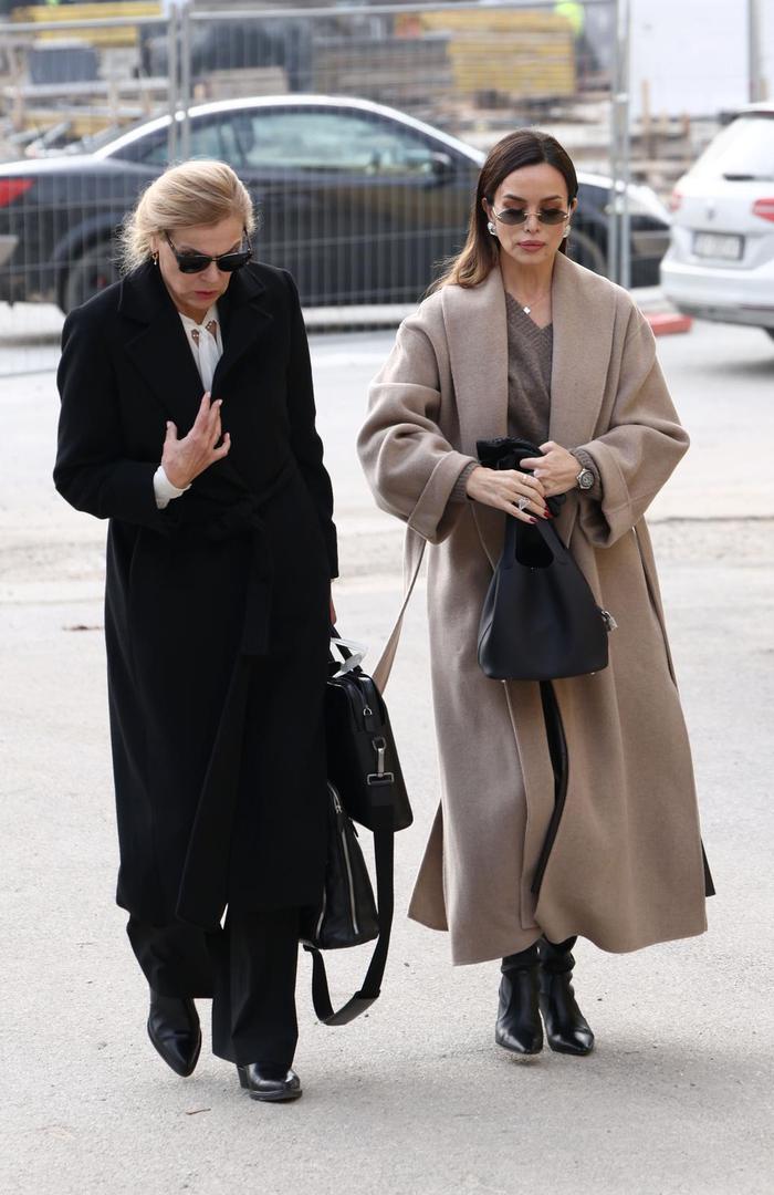 Našu pjevačicu snimili su fotoreporteri, a posebno se isticala svojim modnim odabirom s naglaskom na kaputu.