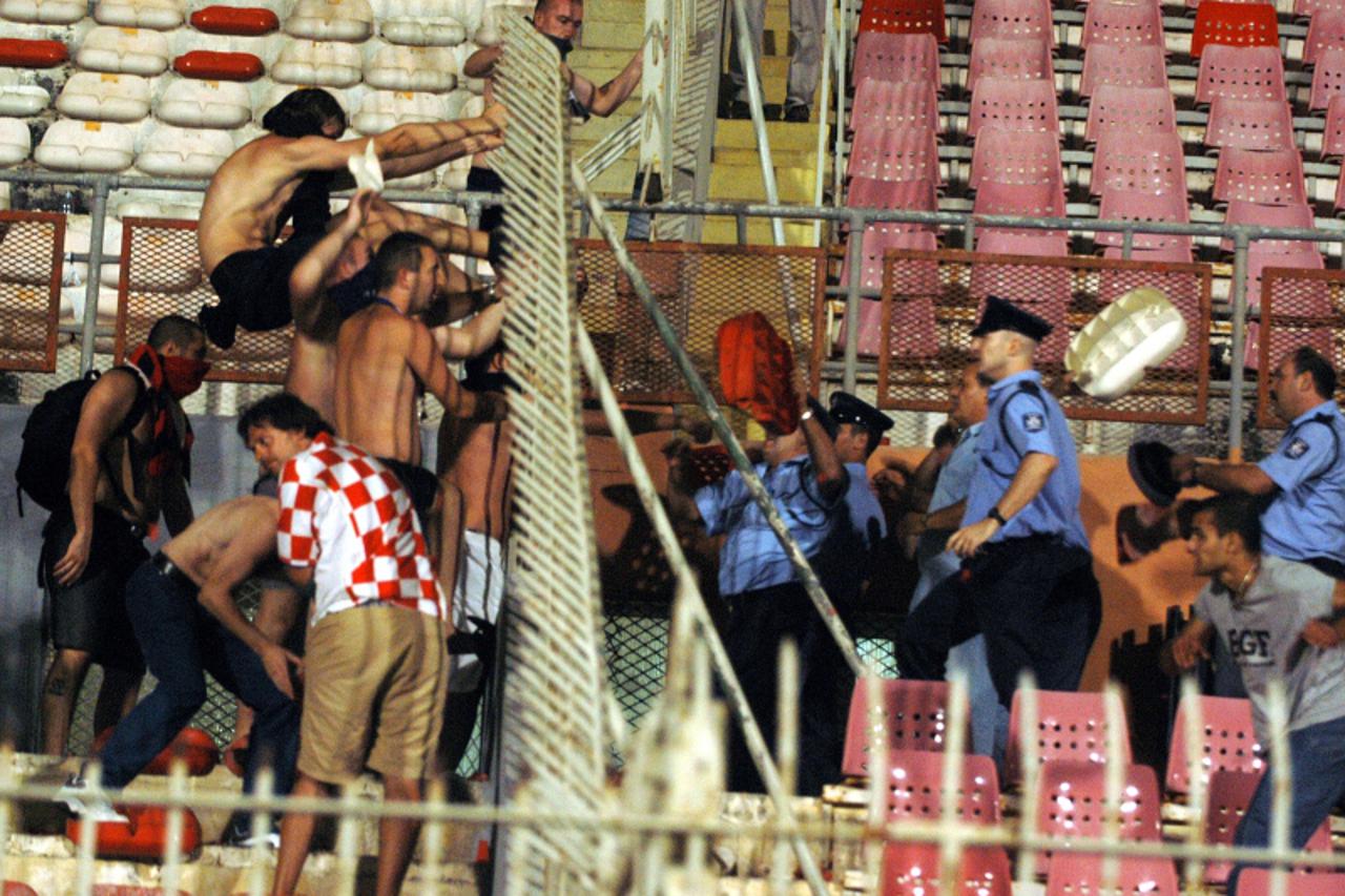'sport...malta...07.09.2005. malta, la valletta, kvalifikacijska utakmicu malta - hrvatska 1-1 za odlazak na sp u njemackoj 2006, navijaci, neredi foto: goran stanzl'