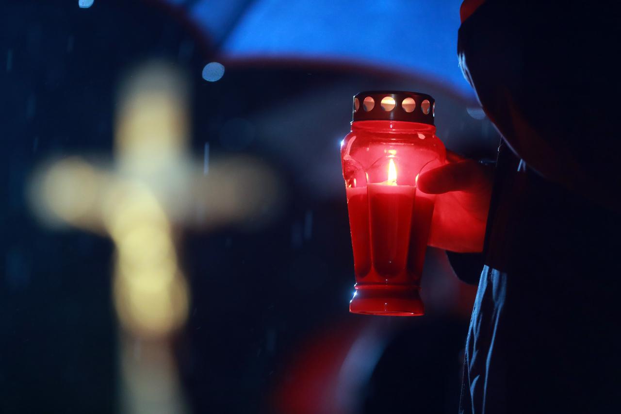 Zagreb: Tisuće svijeća za najmilije upaljene u noći na blagdan Svih svetih