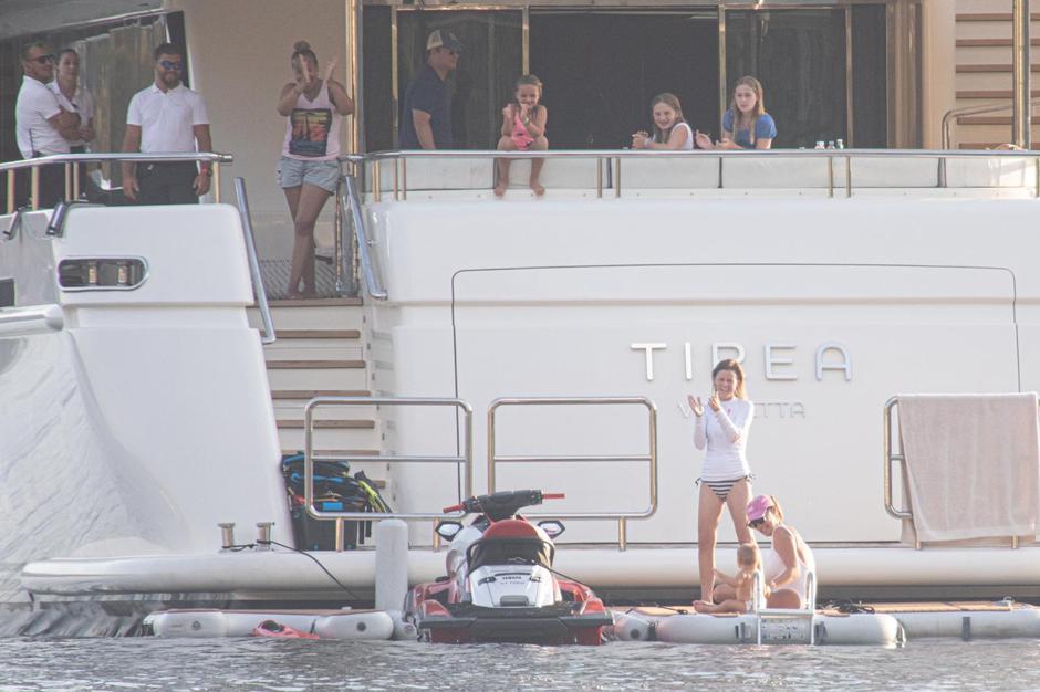 Tamara Ecclestone sa suprugom i kćerkama uživa u ljetnim radostima