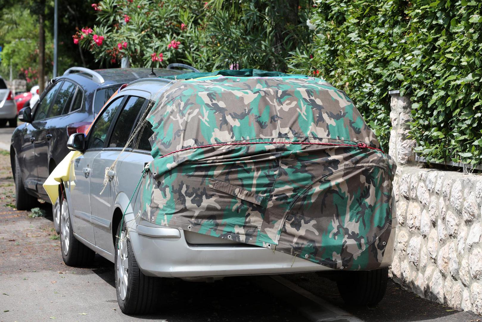 25.07.2023., Dramalj - Mnogobrojna stakla razbijena na automobilima kao posljedica olujne tuce. Photo: Goran Kovacic/PIXSELL