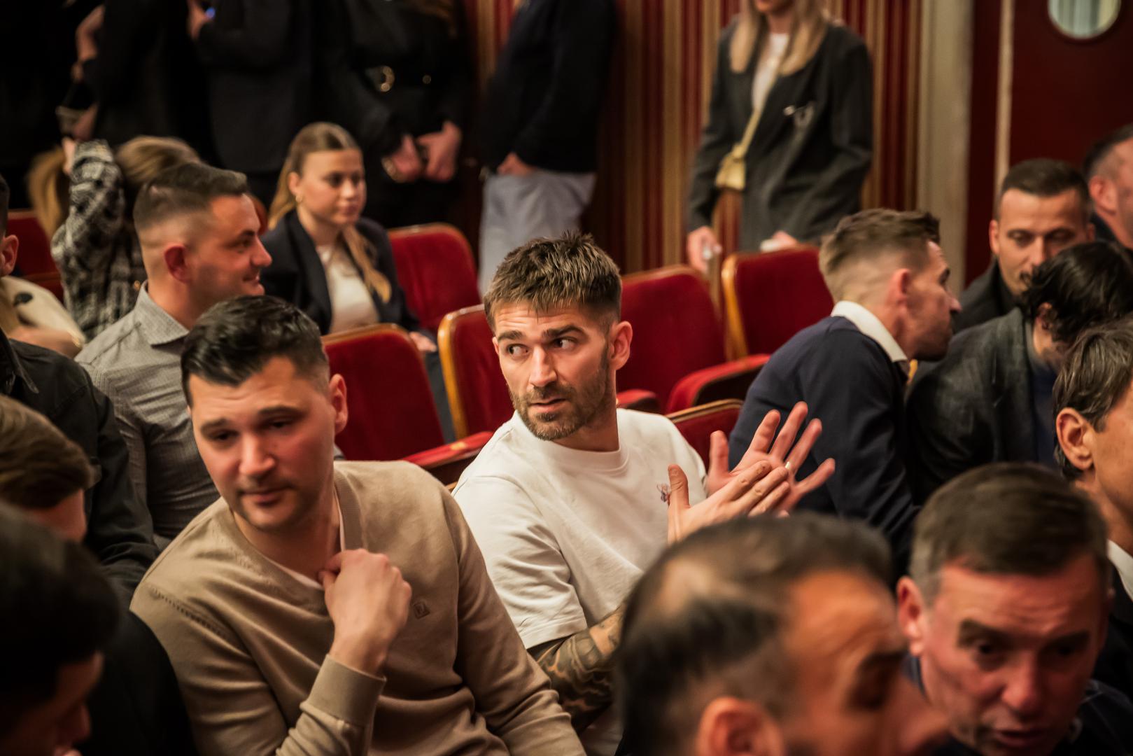 Splitski HNK u suradnji s Hajdukom upriličio je posebnu pretpremijeru obnovljene Kraljice lopte u režiji Katarine Grubiše, koju su povodom stote godišnjice djela i 115. rođendana kluba pohodili bivši i sadašnji Hajdukovci, predstavnici i igrači