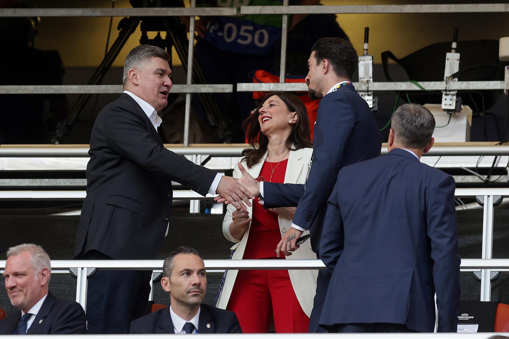 Njezin suprug odabrao je standardnu kombinaciju pa je ispod crnog odijela nosio bijelu košulju, a nešto opušteniji izgled zaokružio je trapericama.