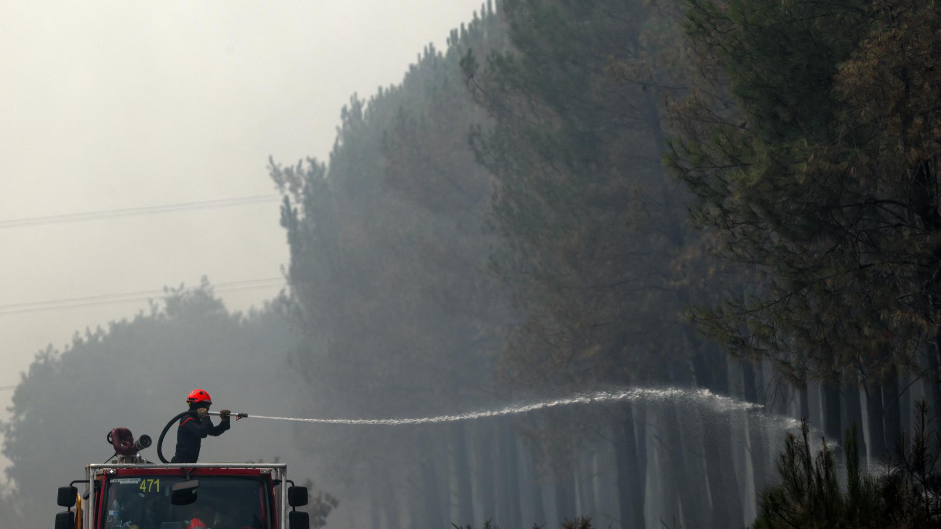 Francuskoj u gašenju pomažu i međunarodne snage, uključujući i hrvatske. Švicarska je, nakon zahtjeva Pariza, najavila slanje dvaju helikoptera Super Puma zajedno s njihovim posadama.
