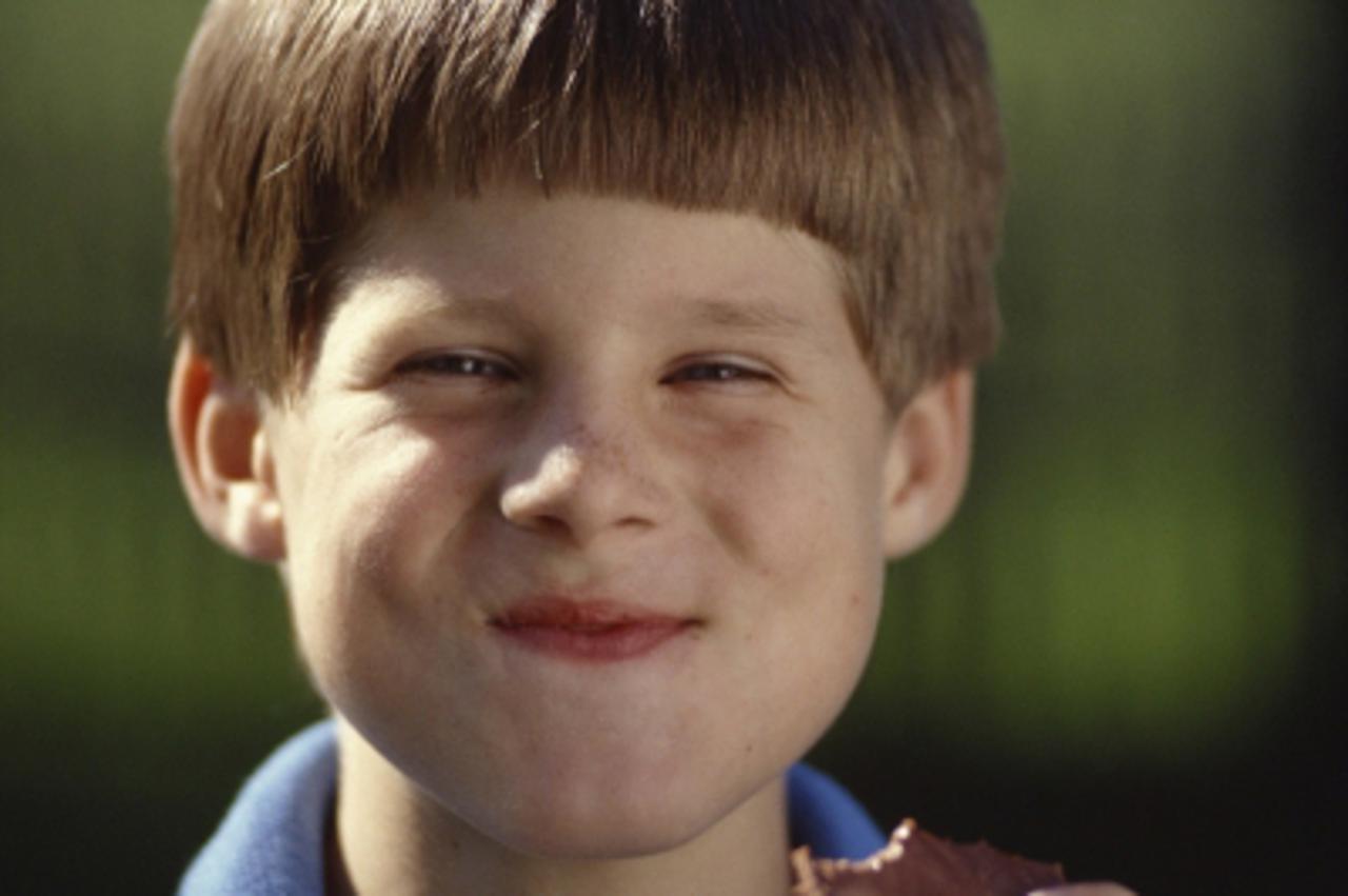 'Djecak jede cokoladu....cokolada...dijete...djecak..... Photos.com'