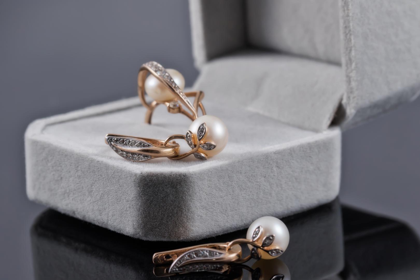 Lav - nešto efektno i “wow”: Lavovi vole sjaj i pažnju. Komad nakita, parfem, elegantni modni dodatak ili ulaznice za koncert savršeni su pokloni. Bitno je da je poklon poseban – baš kao i oni.