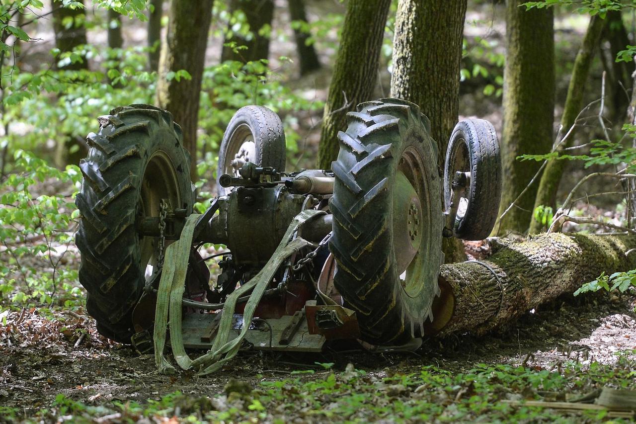 Dobrodol: Prevrnuo se s traktorom i poginuo