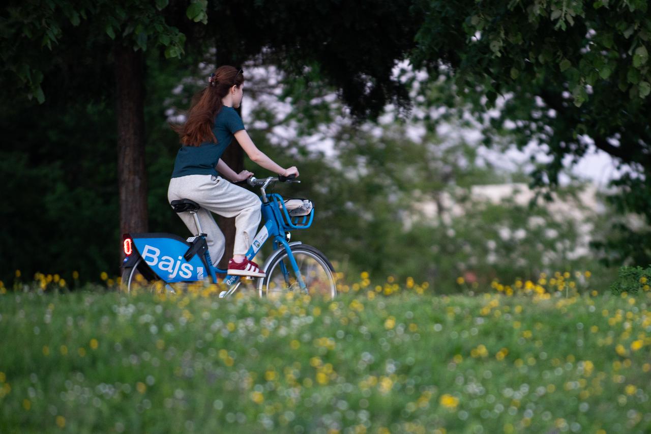 Zagreb: Mnogi su građani odlučili toplo poslijepodne provesti na jezeru Jarun