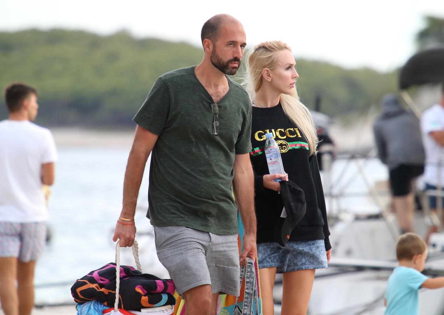 Christine na šminku i njegu kose troši tisuću dolara na dan te ima veliku kolekciju cipela (više od 300), većinom štikli.