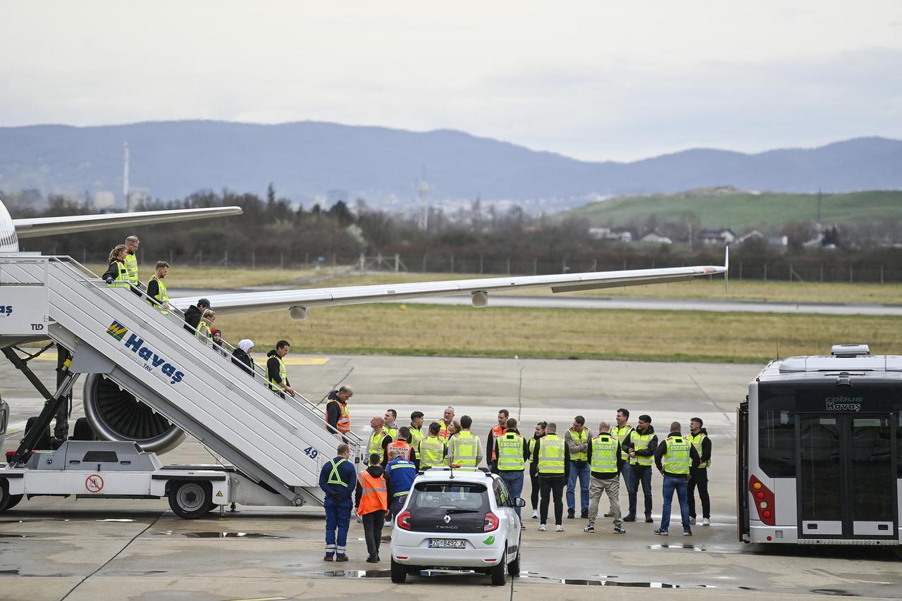 Zagreb: Dolazak aviona s migrantima 