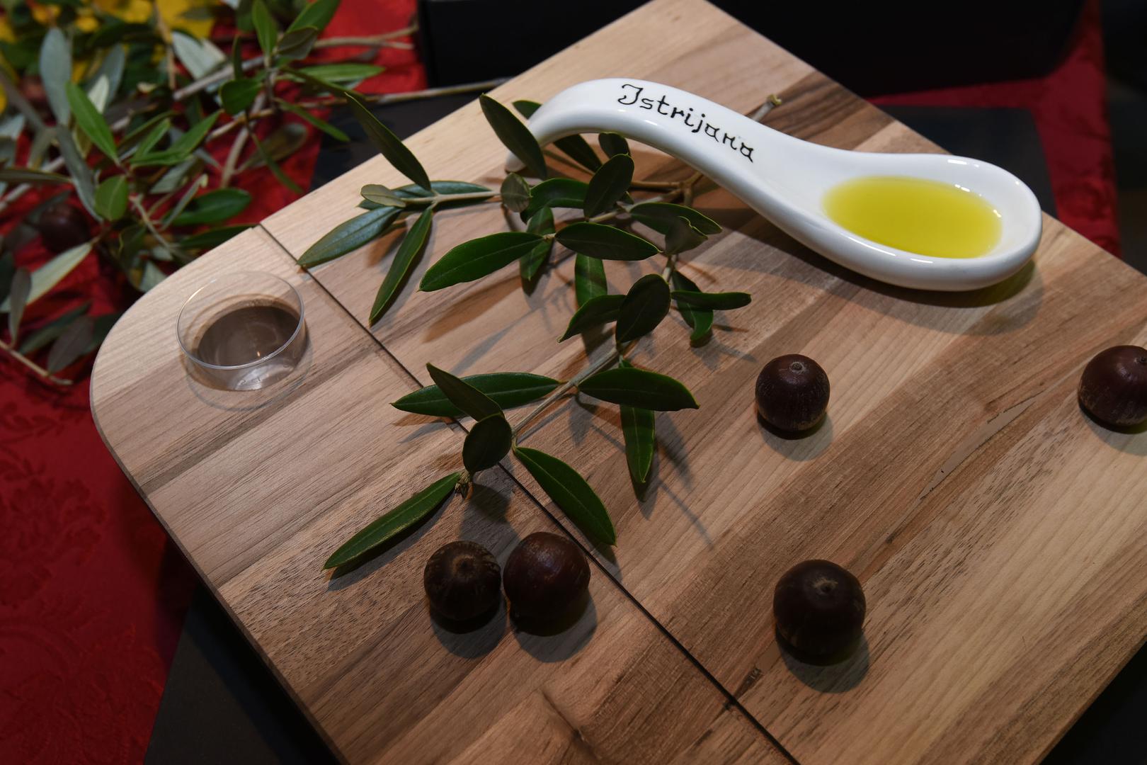 22. Istra - ekstra djevičansko maslinovo ulje dobiveno izravno iz ploda masline autohtonih sorti buga, buža, črnica, drobnica, istarska belica, karbonaca, mata, plominka, puntoža, rošinjola, štorta, žižolera, frantoio, leccino, maurino, moraiolo, pendolino i picholine. Mora sadržavati najmanje 80% udjela ulja dobivenog od navedenih sorti maslina. Područje proizvodnje ograničeno je na određen dio istarskog poluotoka.