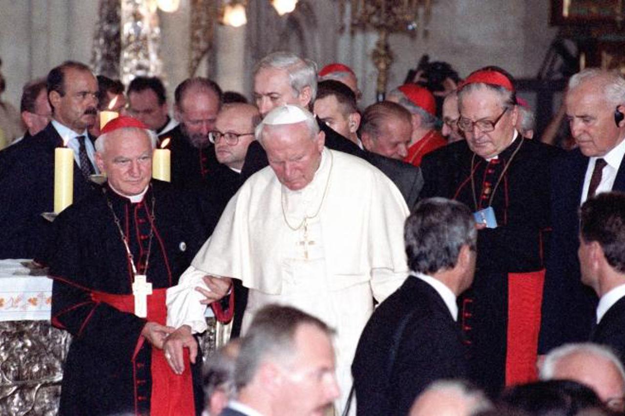 Papa Ivan Pavao II na molitvi sa svecenicima, radovnicima i redovnicama u Zagrebackoj katedrali