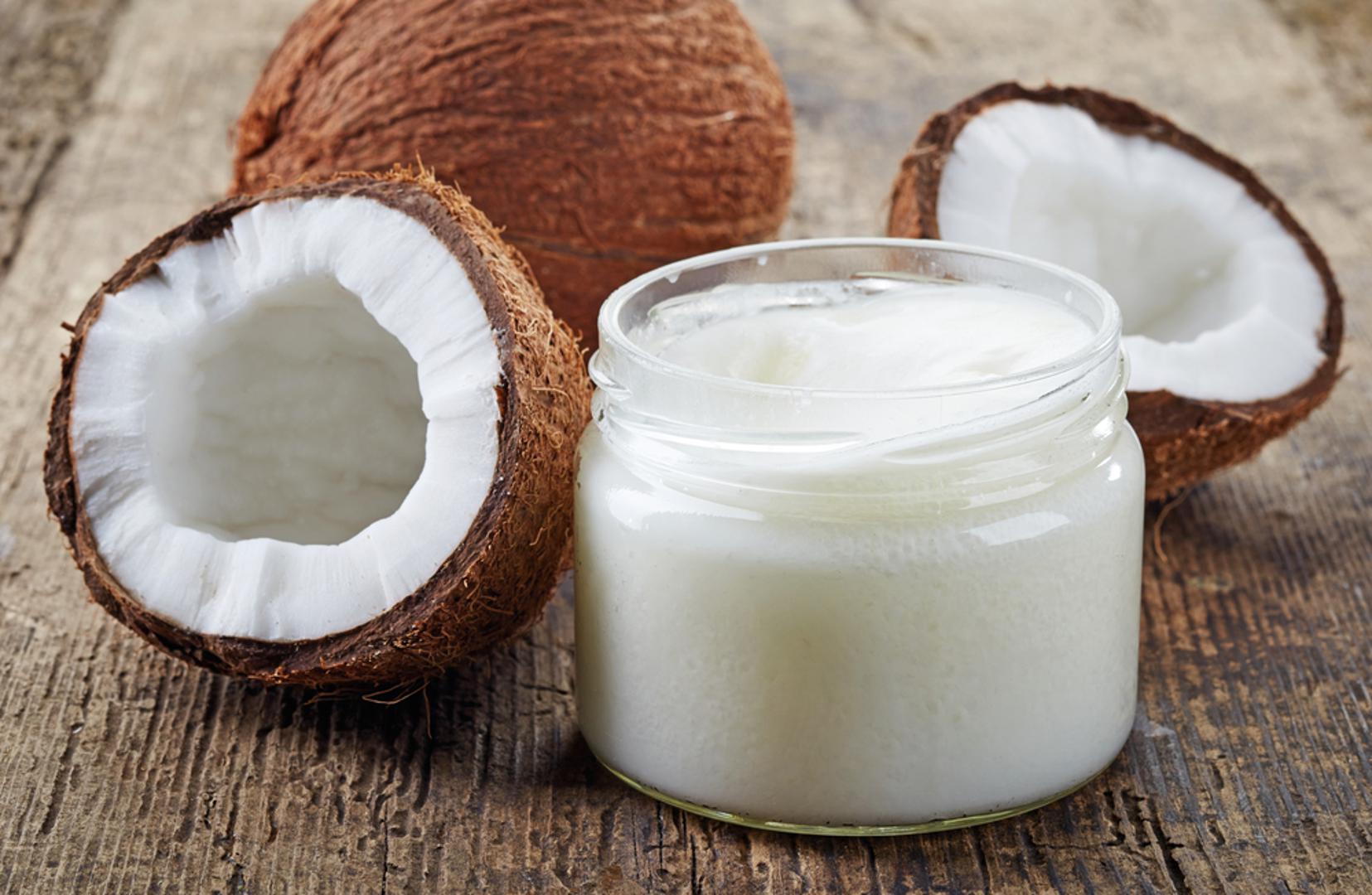 Kokosovo ulje – Smanjuje bore jer sadrži vitamin E. Mažite se njime navečer kako bi imali sjajnu i zategnutu kožu ujutro, a možete ga koristiti i u prehrani umjesto maslinova ili biljnog ulja.