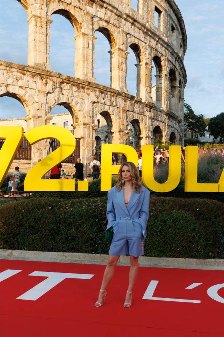 Još jedna glumica koja oduševi svakim svojim pojavljivanjem na crvenom tepihu, Tihana Lazović na ovogodišnjoj se Puli našla u ulozi članice žirija, a odlučila se na iznimno elegantne i zanimljive varijacije na temu klasičnog odijela. 