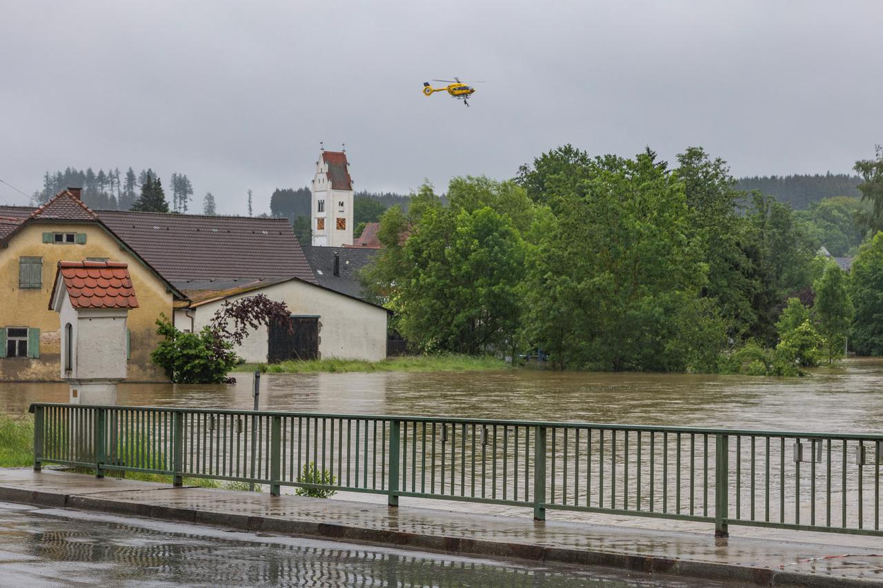 High water levels and heavy rain flood the south-western part of Bavaria